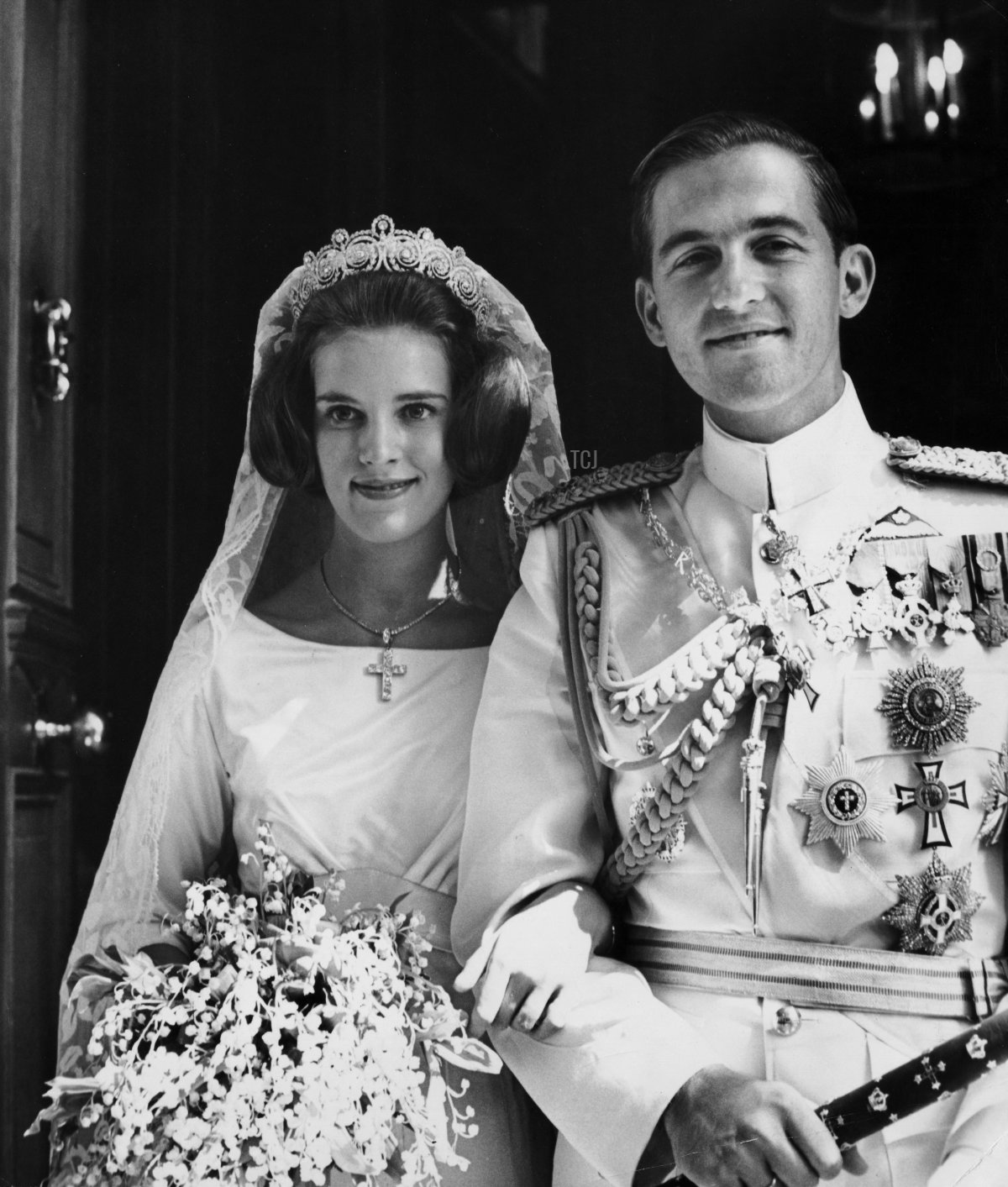 Re Costantino II di Grecia e Regina Anna Maria posano per foto il giorno del loro matrimonio ad Atene il 18 settembre 1964 (STEEN JACOBSEN/Ritzau Scanpix/AFP via Getty Images)