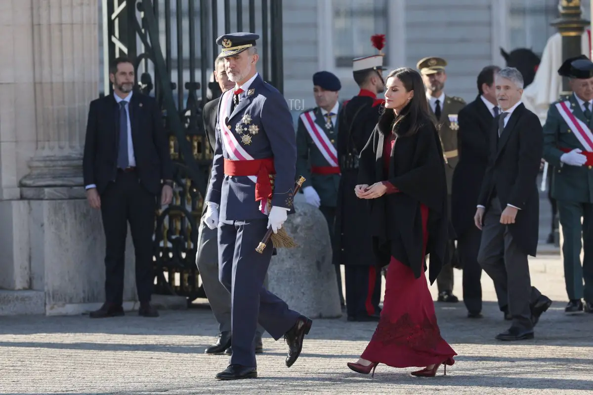 Il Re Felipe VI e la Regina Letizia di Spagna (R) arrivano per partecipare alle celebrazioni del Giorno dell'Epifania (Pascua Militar) al Palazzo Reale di Madrid il 6 gennaio 2023 (PIERRE-PHILIPPE MARCOU/AFP via Getty Images)