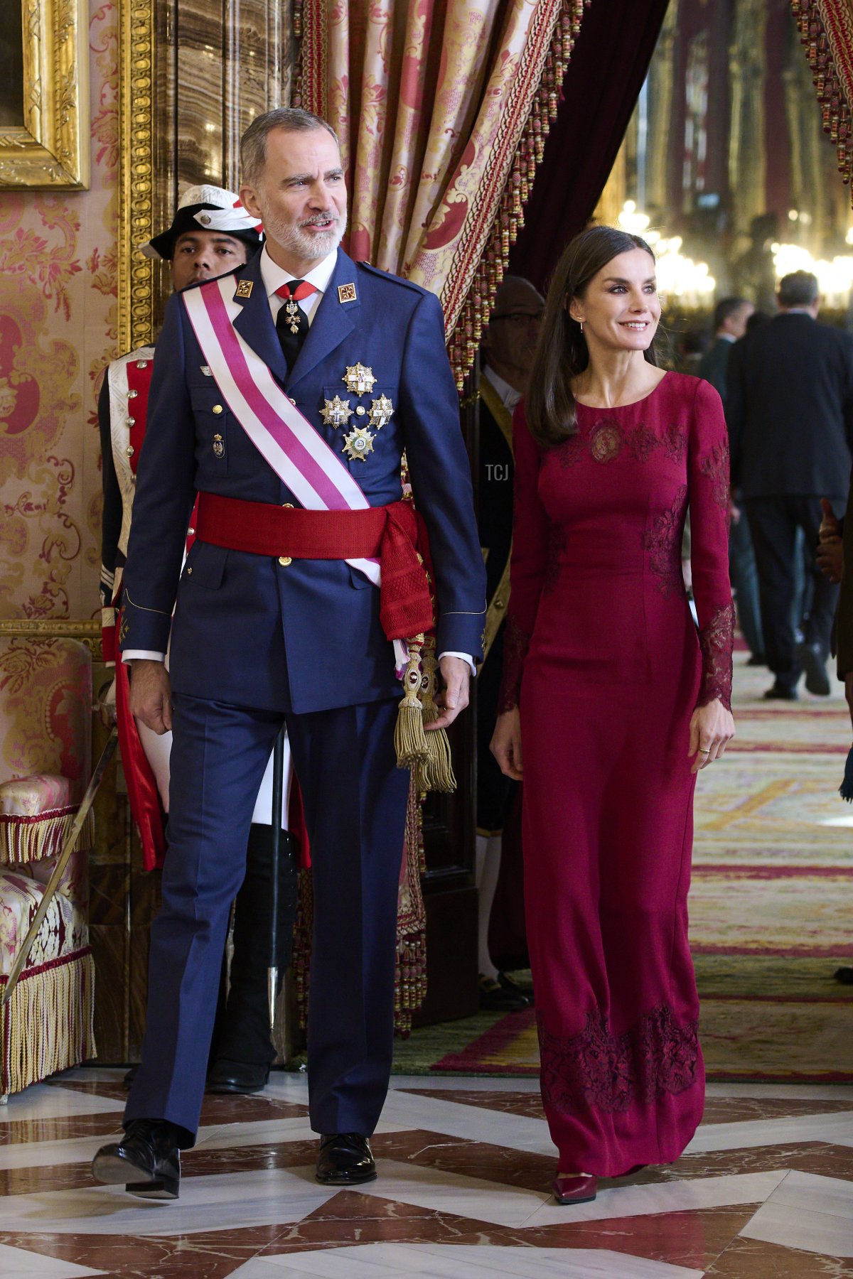 Il Re Felipe VI di Spagna e la Regina Letizia di Spagna partecipano alla celebrazione della parata militare di Capodanno al Palazzo Reale il 6 gennaio 2023 a Madrid, Spagna (Carlos Alvarez/Getty Images)