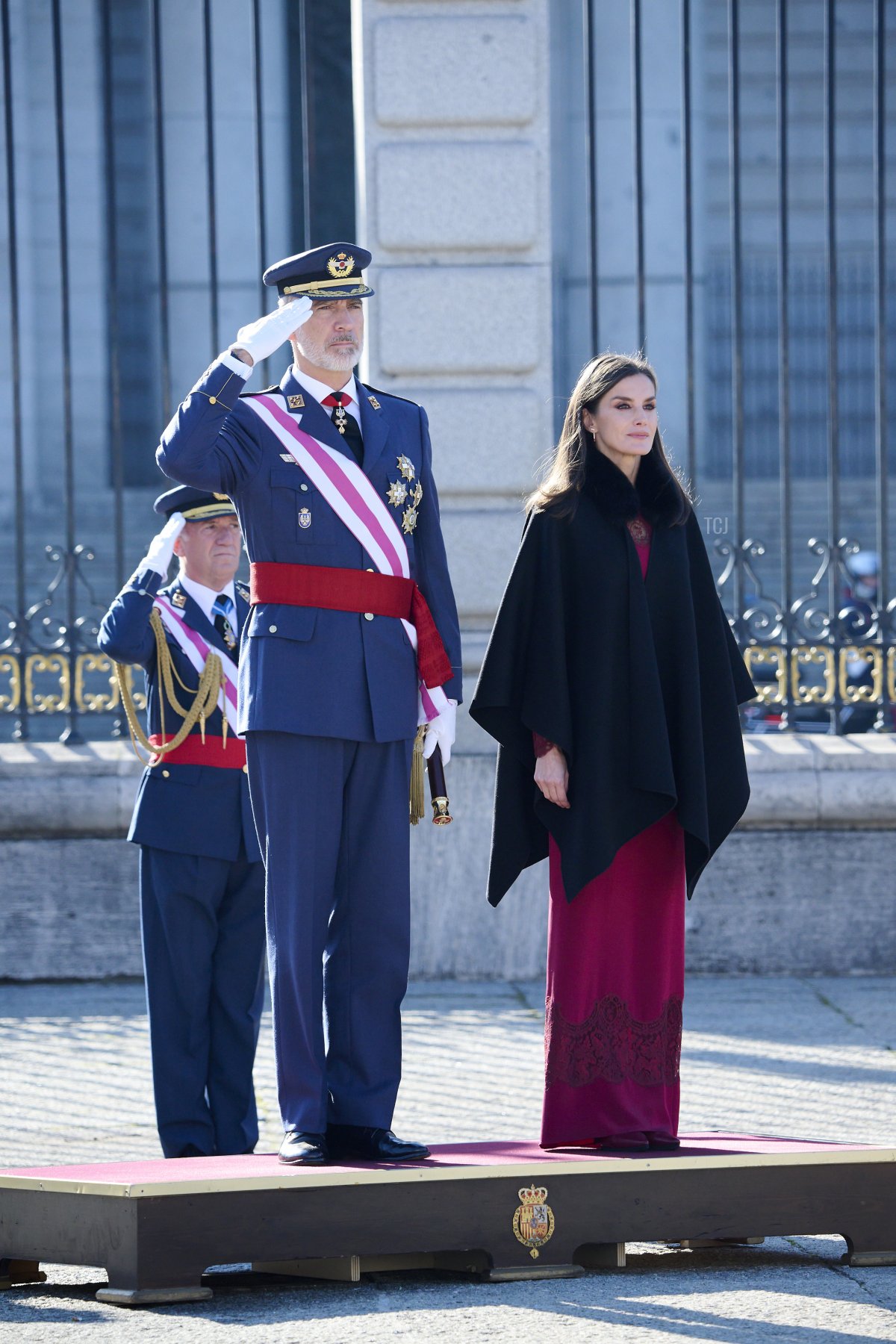 Il Re Felipe VI di Spagna e la Regina Letizia di Spagna partecipano alla celebrazione della parata militare di Capodanno al Palazzo Reale il 6 gennaio 2023 a Madrid, Spagna (Carlos Alvarez/Getty Images)