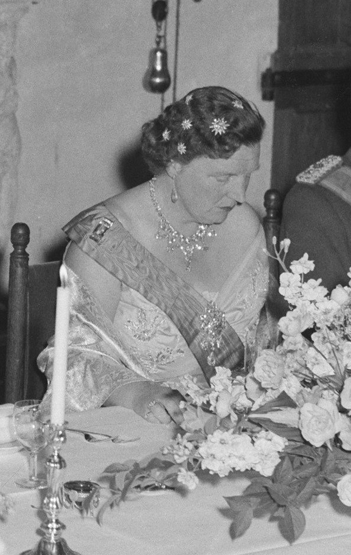 La regina Giuliana dei Paesi Bassi è ritratta durante una cena a Haarlem il terzo giorno di una visita di stato della Granduchessa Charlotte di Lussemburgo, giugno 1956 (Joop van Bilsen/Anefo/Nationaal Archief/Wikimedia Commons)