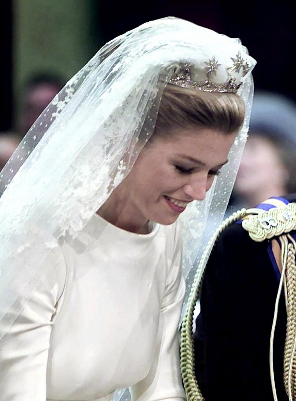 La principessa Maxima dei Paesi Bassi firma il certificato di matrimonio durante la cerimonia civile il 2 febbraio 2002 nella Beurs van Berlage ad Amsterdam (PHIL NIJHUIS/ANP/AFP via Getty Images)