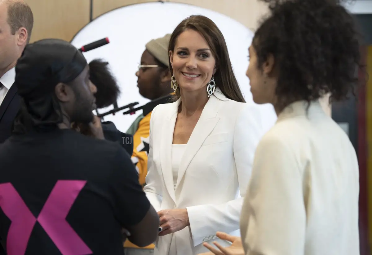 Catherine, duchessa di Cambridge parla con i partecipanti durante una visita all'iniziativa ELEVATE presso Brixton House il 22 giugno 2022 a Londra, Inghilterra (Eddie Mulholland - WPA Pool/Getty Images)