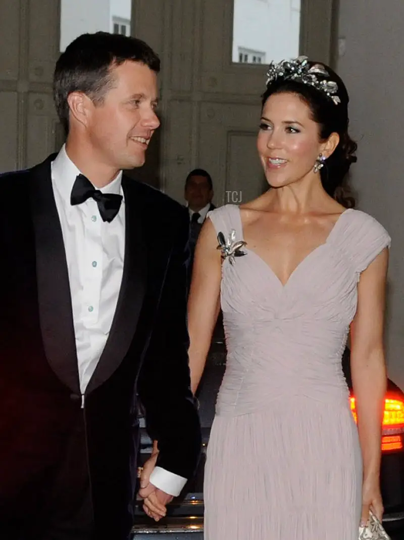 Il Principe Frederik e la Principessa Erica di Danimarca partecipano alla cena per il 75° compleanno del Principe Henrik di Danimarca al Castello di Fredensborg l'11 giugno 2009 a Fredensborg, Danimarca (Torsten Laursen/Getty Images)