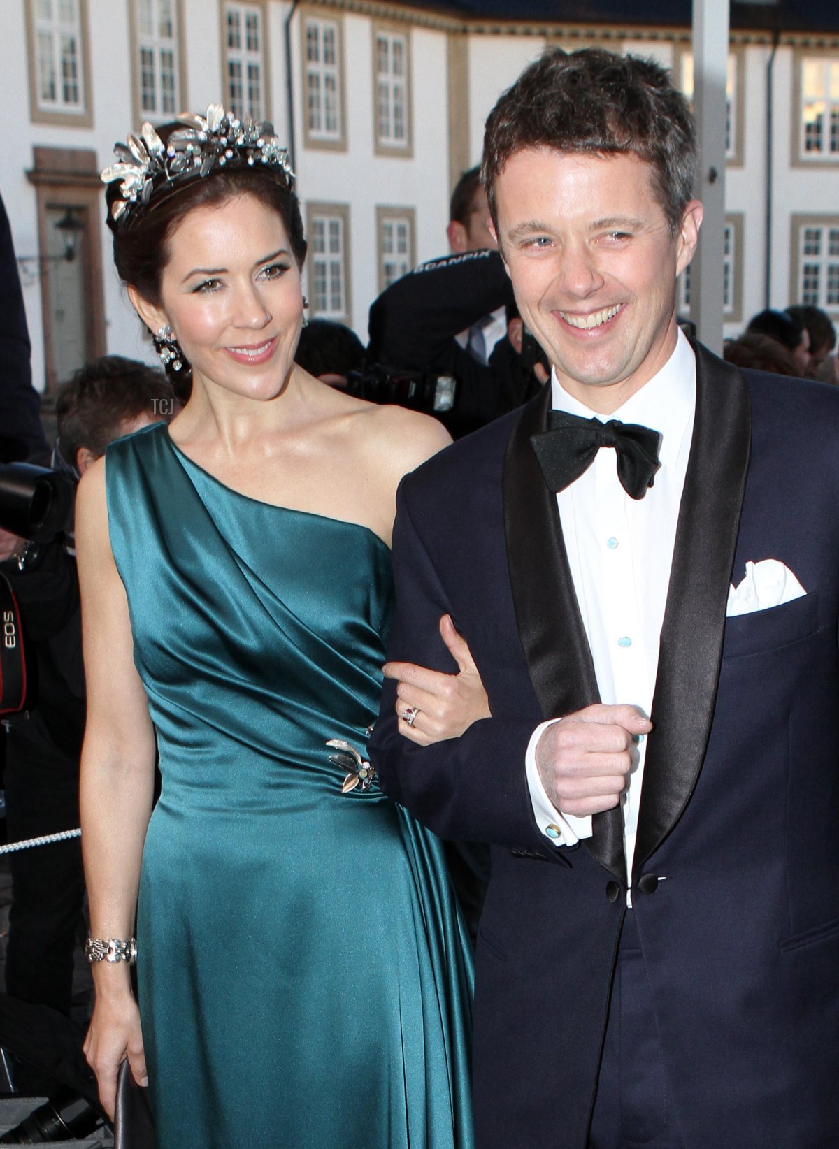 La Principessa Erica e il Principe Frederik di Danimarca arrivano per la cena di gala in occasione del 70° compleanno della Regina Margrethe II di Danimarca al Palazzo di Fredensborg, Danimarca, 16 Aprile 2010 (Patrick van Katwijk/DPA Picture Alliance Archive/Alamy)