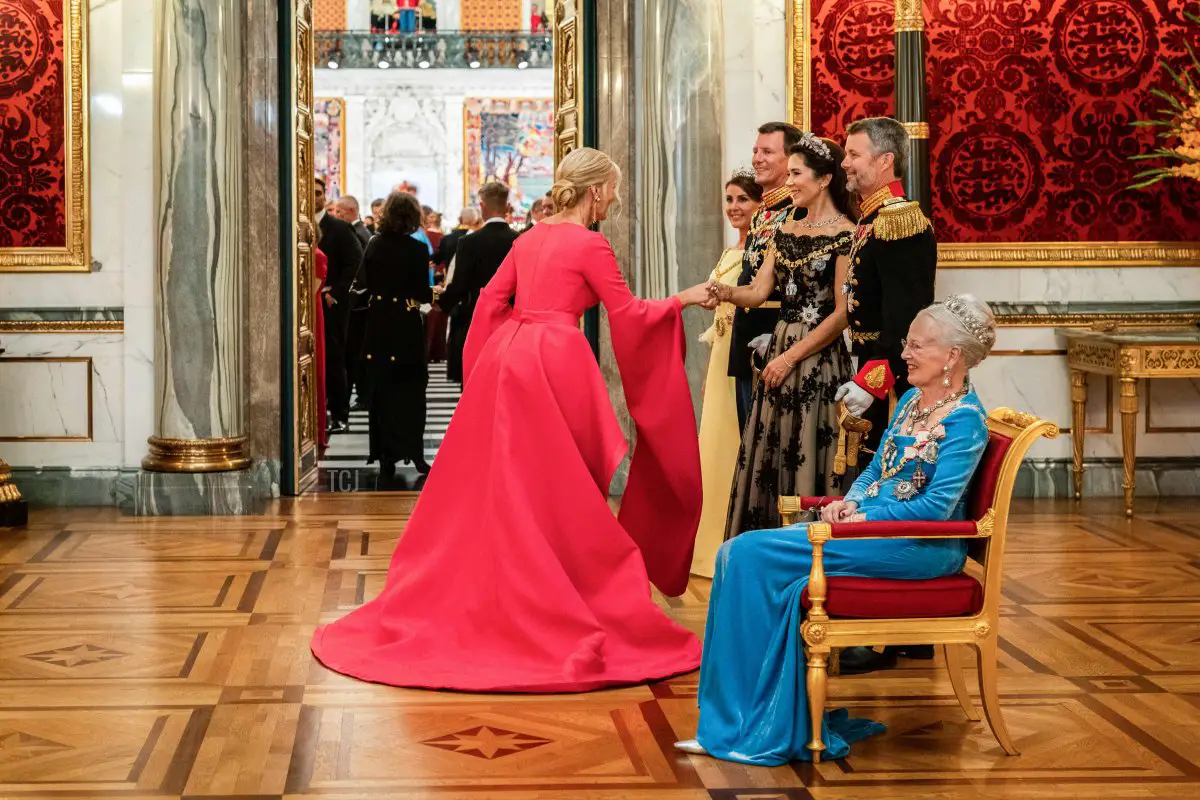 La Regina Margrethe II di Danimarca, con il Principe Frederik, la Principessa Mary, il Principe Joachim e la Principessa Marie, accoglie l'ex Primo Ministro Helle Thorning-Schmidt al banchetto di gala al Palazzo di Christiansborg l'11 settembre 2022, durante le celebrazioni per il 50° anniversario dell'incoronazione della Regina di Danimarca (IDA MARIE ODGAARD/Ritzau Scanpix/AFP via Getty Images)