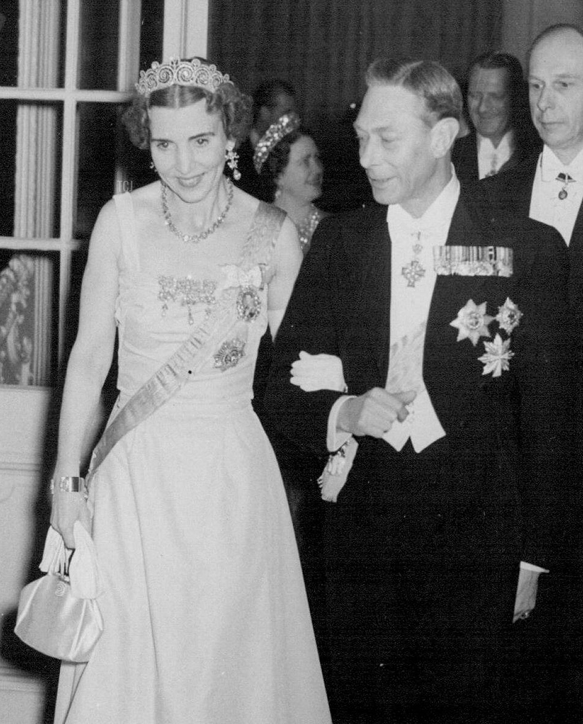 Re Giorgio VI del Regno Unito, accompagnato dalla Regina Ingrid di Danimarca, lascia la Sala dei Banchetti all'Ambasciata Danese, maggio 1951 (Daily Mail/Sydney Morning Herald/SuperStock/Alamy)