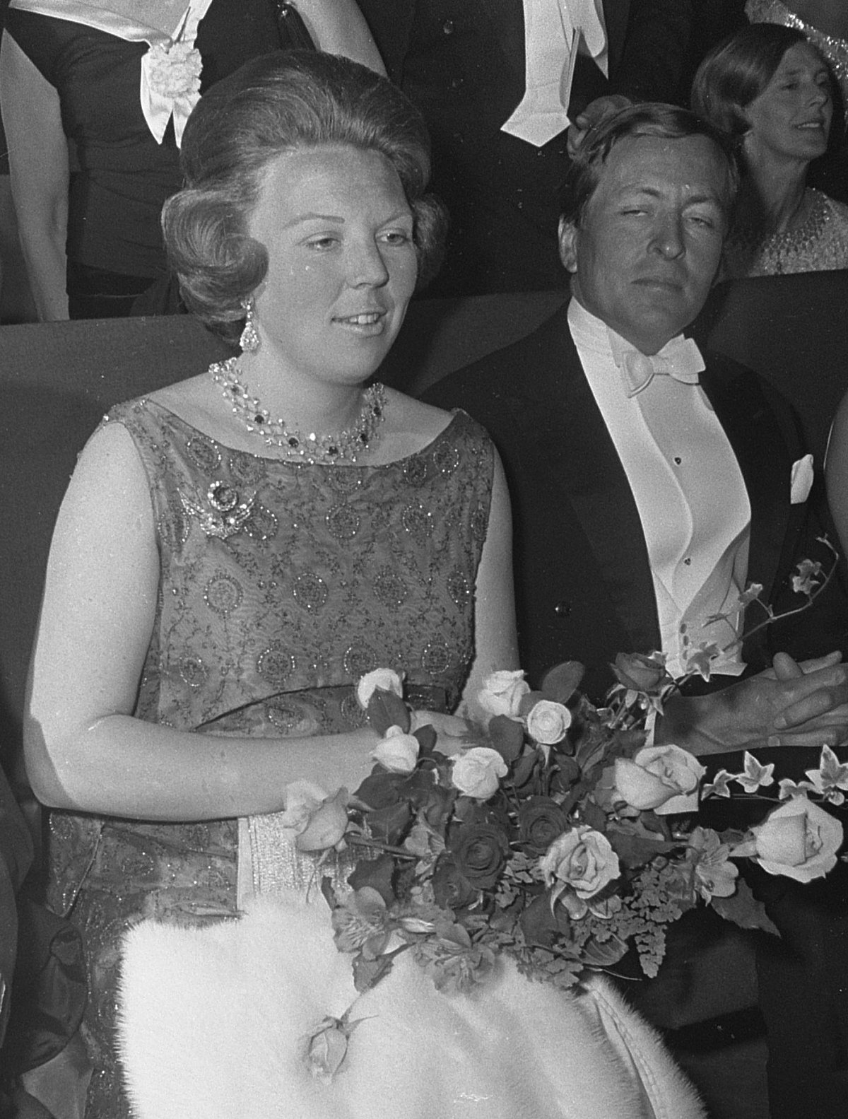 La Principessa Beatrix e il Principe Claus dei Paesi Bassi partecipano a un concerto di gala della Rotterdam Philharmonic Orchestra, 10 giugno 1968 (Ron Kroon/Anefo/Nationaal Archief/Wikimedia Commons)