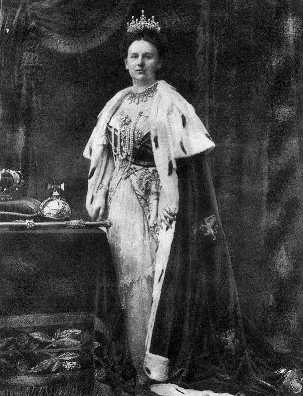 La Regina Wilhelmina dei Paesi Bassi in un ritratto ufficiale di stato, circa primi anni 1900