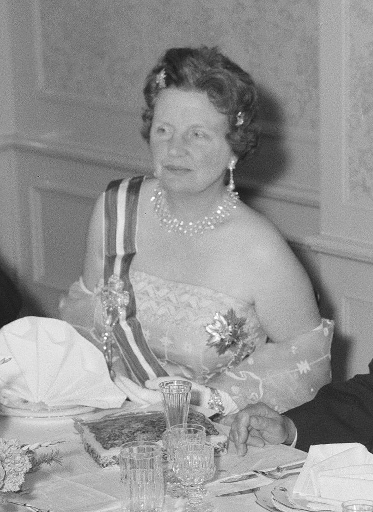 La Regina Giuliana dei Paesi Bassi partecipa a una cena di gala all'ambasciata austriaca, 18 maggio 1951 (Wim van Rossem/Anefo/Nationaal Archief/Wikimedia Commons)