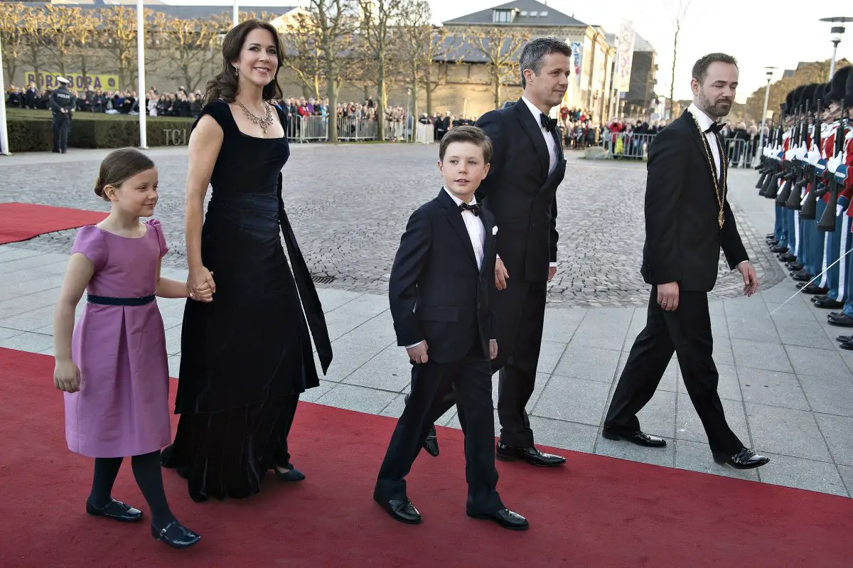 Il Principe Frederik di Danimarca, la Principessa ereditaria Mary, il Principe Christian e la Principessa Isabella arrivano per l'evento del compleanno della Regina al Concert Hall Aarhus il 8 aprile 2015 (HENNING BAGGER/AFP via Getty Images)