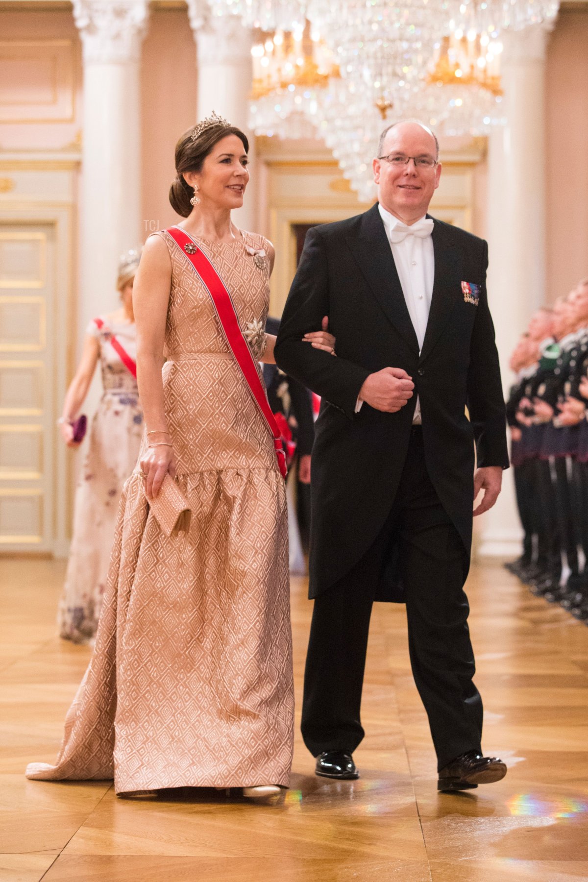 La Principessa ereditaria Mary di Danimarca e il Principe Alberto II di Monaco arrivano per una cena di gala al Palazzo Reale di Oslo il 9 maggio 2017 per celebrare gli 80 anni dei Re di Norvegia (HAAKON MOSVOLD LARSEN/AFP via Getty Images)