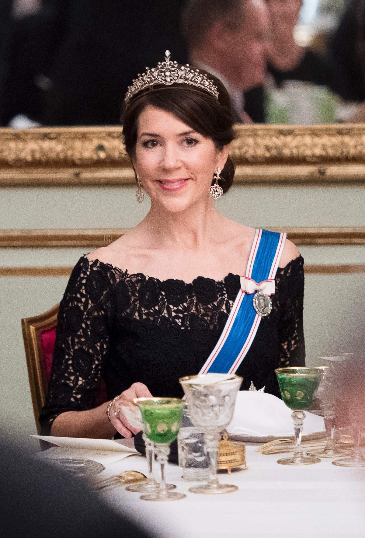 La Principessa ereditaria Mary di Danimarca partecipa a una cena di gala per il Presidente dell'Islanda al Castello di Amalienborg a Copenaghen, Danimarca, 24 gennaio 2017 (SISSE STROYER/AFP via Getty Images)