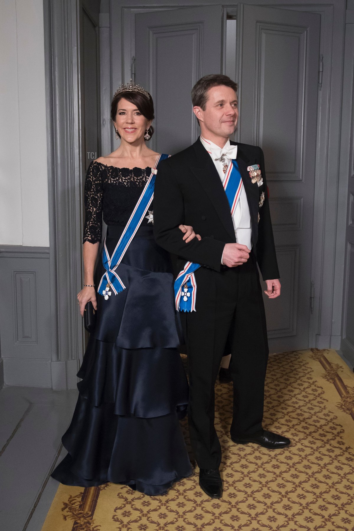 La Principessa ereditaria Mary di Danimarca e il Principe Frederik di Danimarca arrivano a una cena di gala per il Presidente dell'Islanda al Castello di Amalienborg a Copenaghen, Danimarca, 24 gennaio 2017 (SISSE STROYER/AFP via Getty Images)