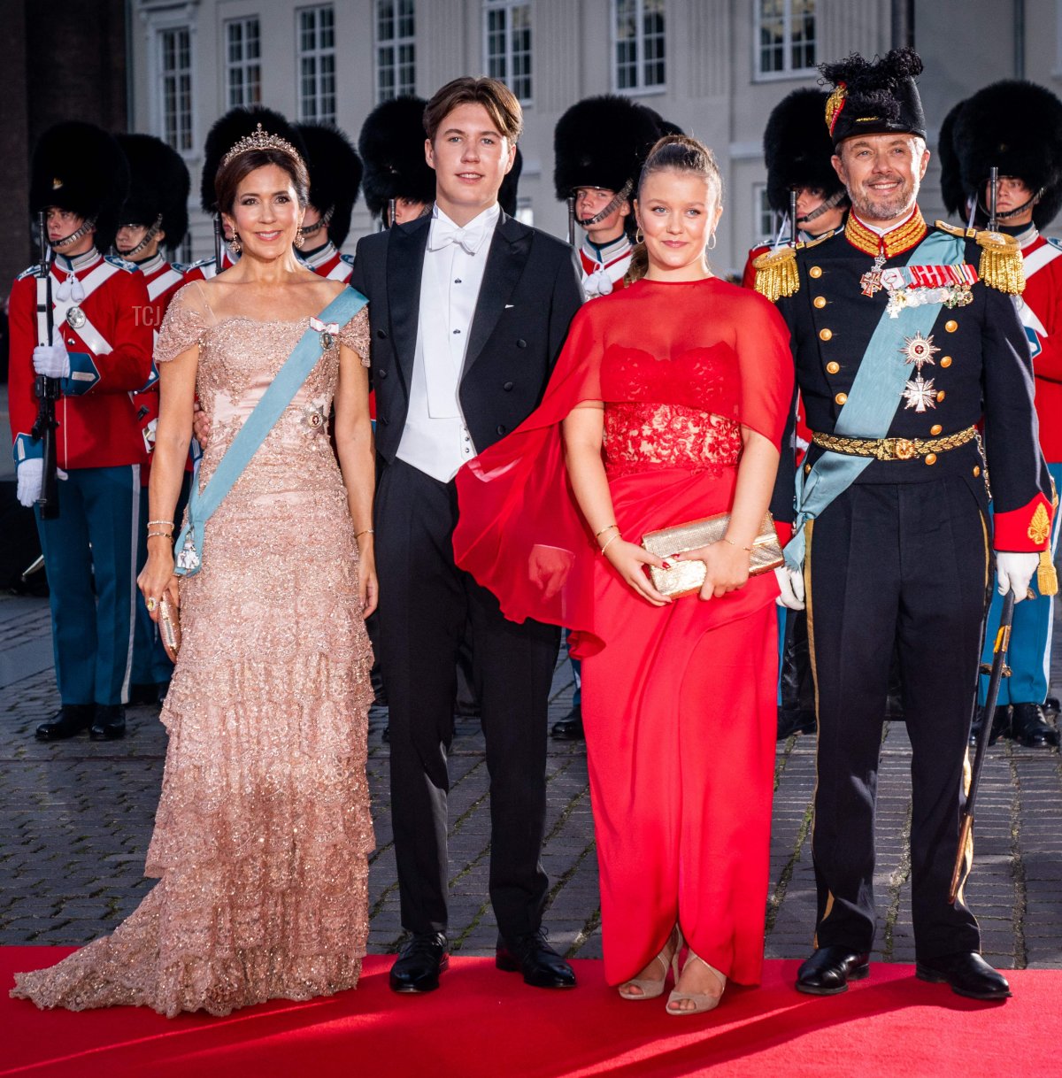 Il Principe Frederik e la Principessa ereditaria Mary di Danimarca, con il Principe Christian e la Principessa Isabella di Danimarca, arrivano al Teatro Reale Danese a Copenaghen per partecipare a un concerto di celebrazione del 50° anniversario dell'accesso al trono della Regina Margrethe II, 10 settembre 2022 (IDA MARIE ODGAARD/Ritzau Scanpix/AFP via Getty Images)