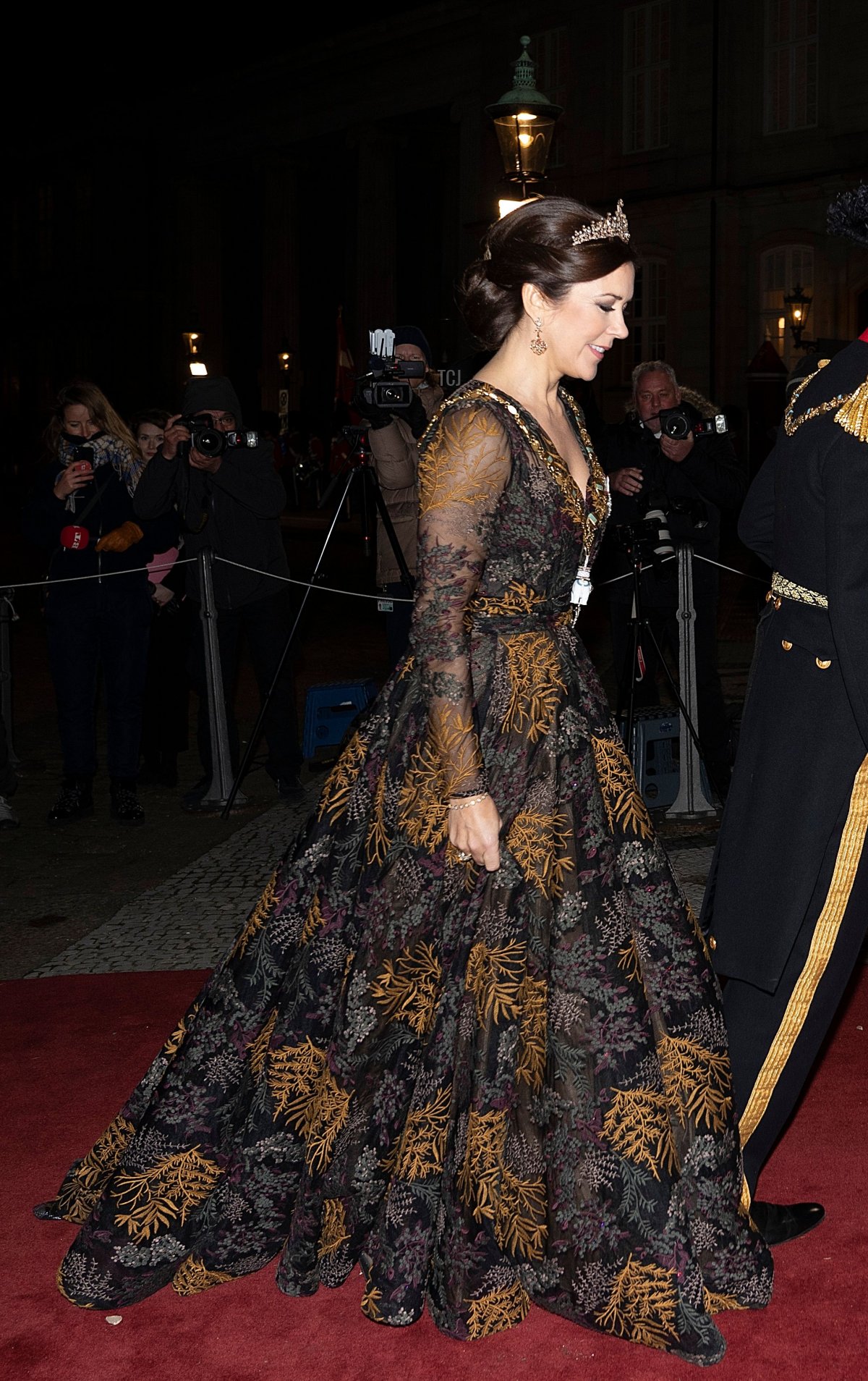 La Principessa ereditaria Mary di Danimarca arriva al consueto ricevimento di capodanno per i ministri del governo, i funzionari di corte e i leader militari il 1 gennaio 2019, al Palazzo Christian VII ad Amalienborg a Copenaghen (KELD NAVNTOFT/AFP via Getty Images)