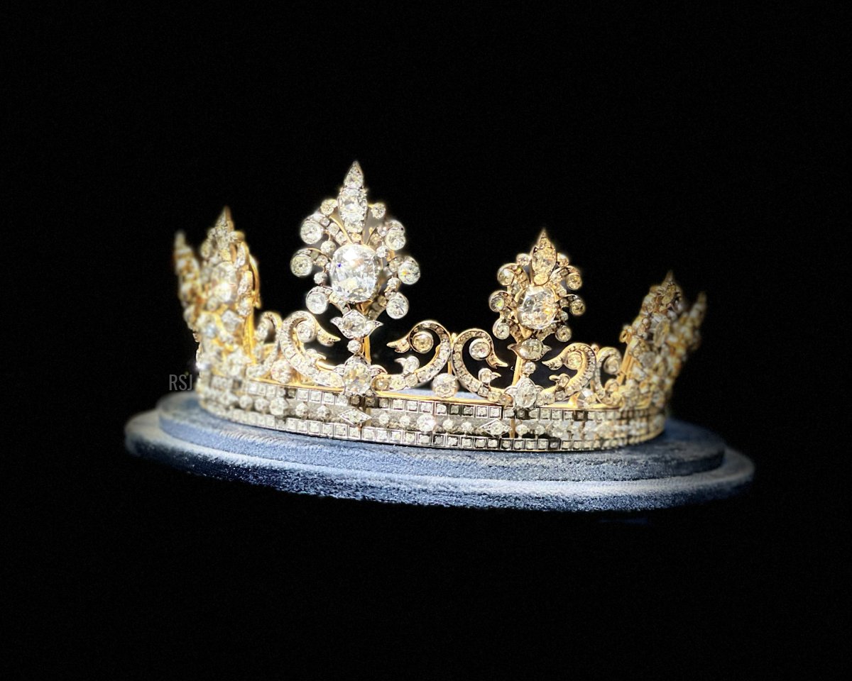 La Tiara del Devonshire, esposta come parte della Mostra del Giubileo di Platino di Sotheby's a Londra, giugno 2022 (Raymond Janis)