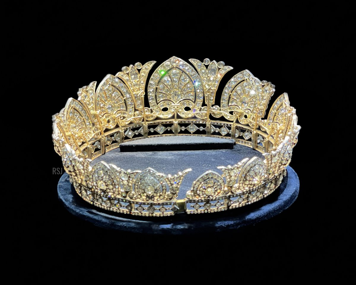 Il Diadema del Devonshire, esposto come parte della Mostra del Giubileo di Platino di Sotheby's a Londra, giugno 2022 (Raymond Janis)