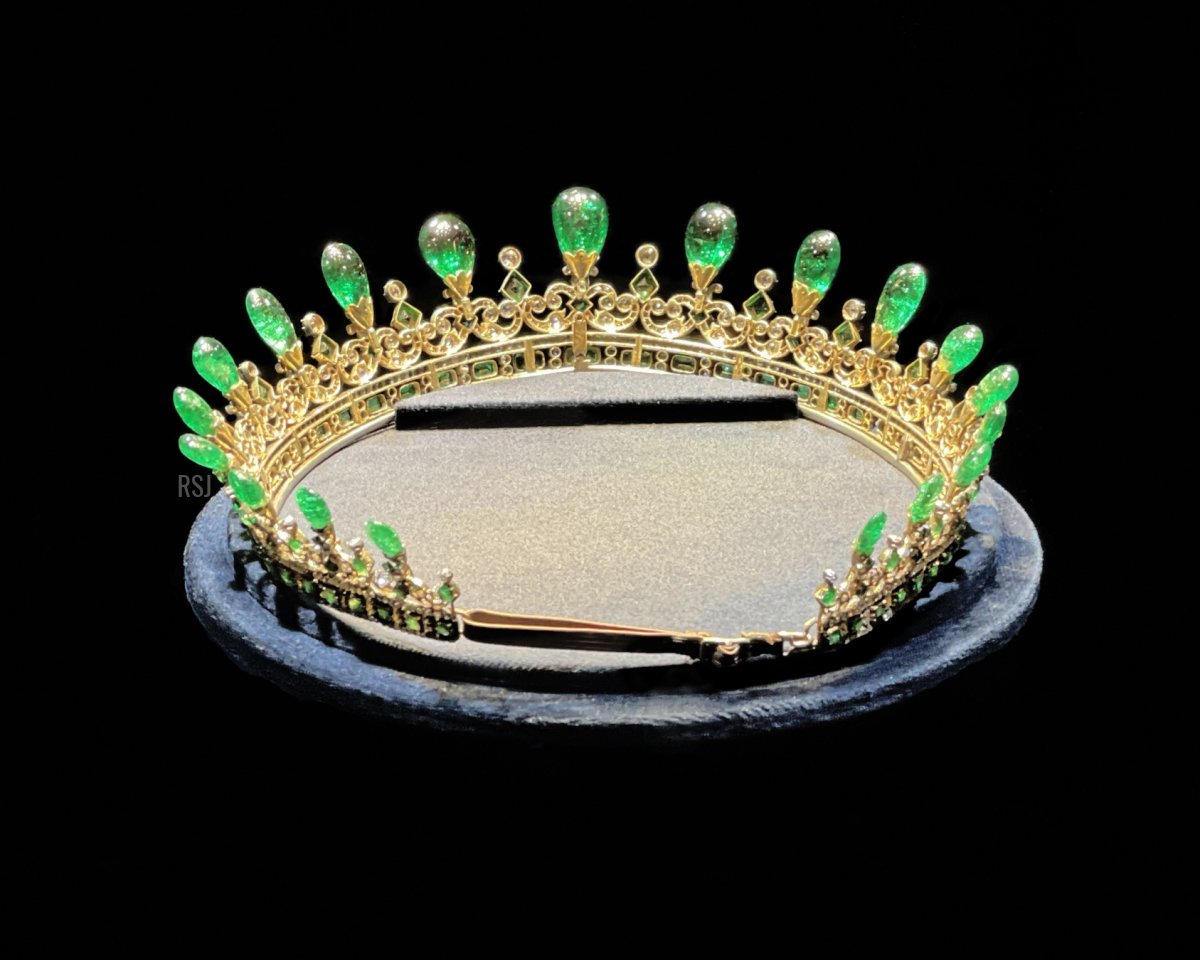 La Tiara in Smeraldi e Diamanti di Regina Vittoria, esposta come parte della Mostra del Giubileo di Platino di Sotheby's a Londra, giugno 2022 (Raymond Janis)