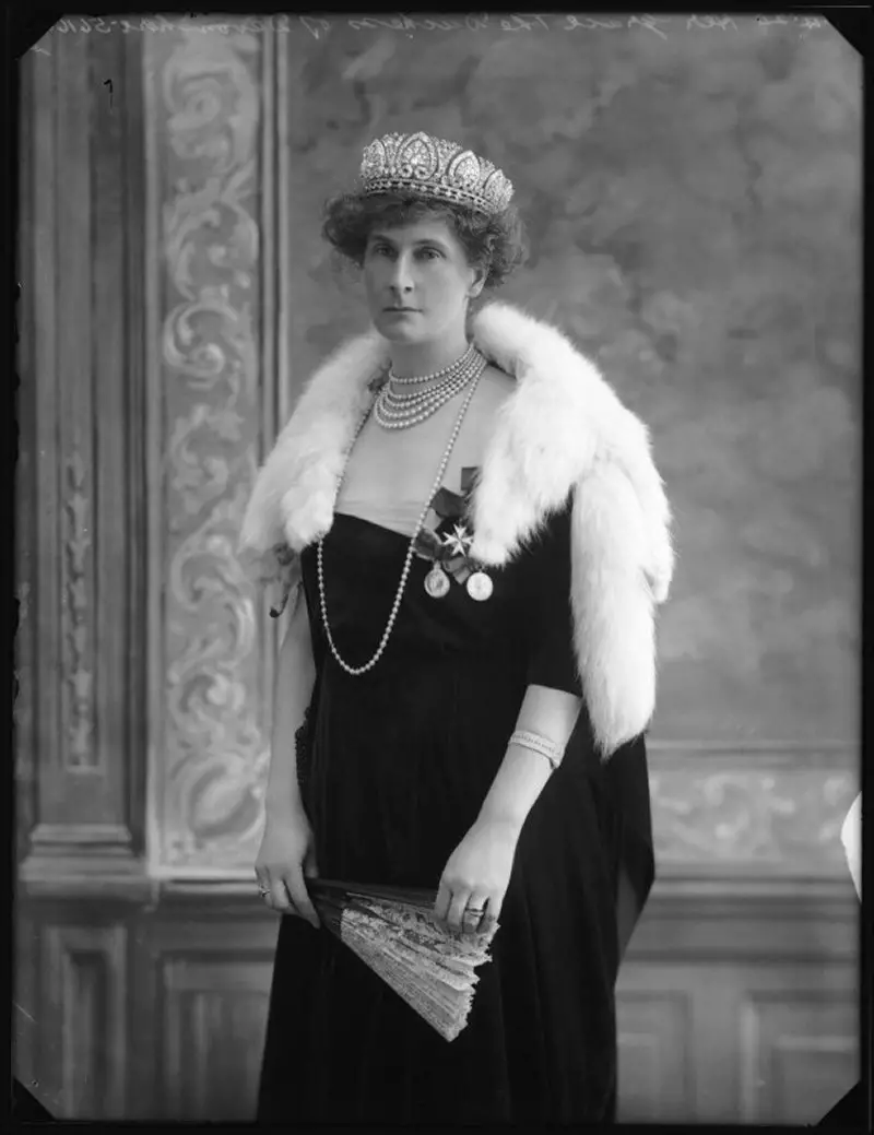 Evelyn Emily Mary Cavendish (nata Petty-Fitzmaurice), Duchessa del Devonshire di Bassano Ltd, 29 Aprile 1920 (© National Portrait Gallery, Londra)