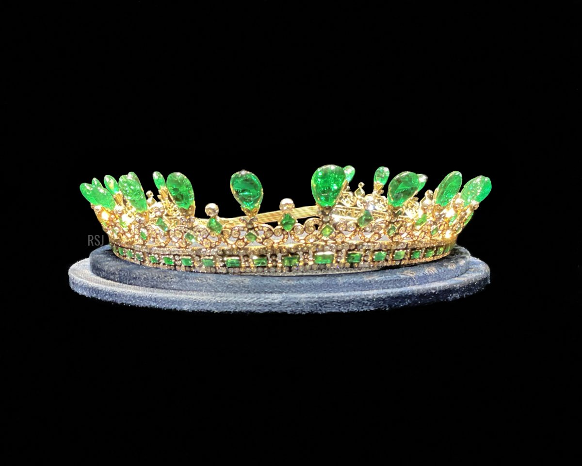 La Tiara in Smeraldi e Diamanti di Regina Vittoria, esposta come parte della Mostra del Giubileo di Platino di Sotheby's a Londra, giugno 2022 (Raymond Janis)