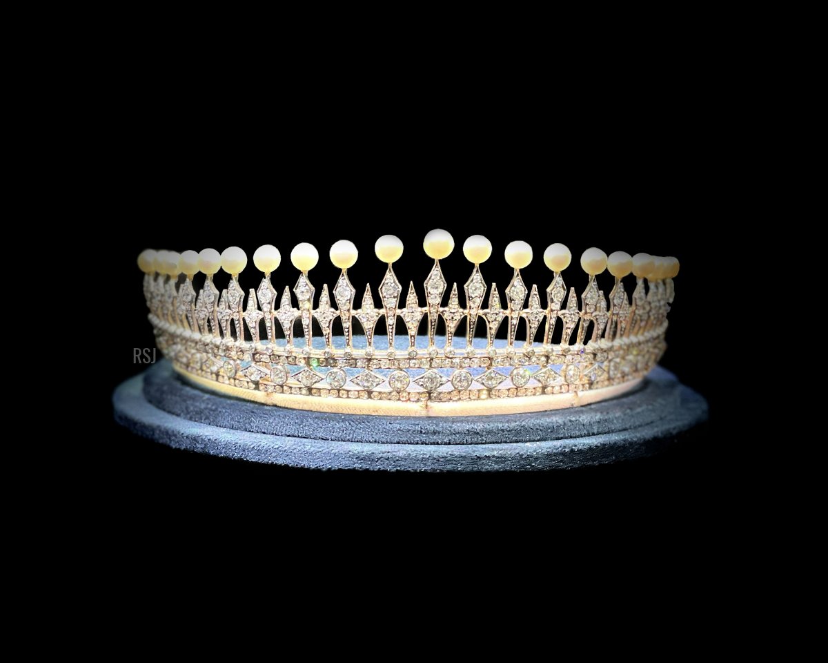 La Tiara a Frange di Perle del Kent, esposta come parte della Mostra del Giubileo di Platino di Sotheby's a Londra, giugno 2022 (Raymond Janis)