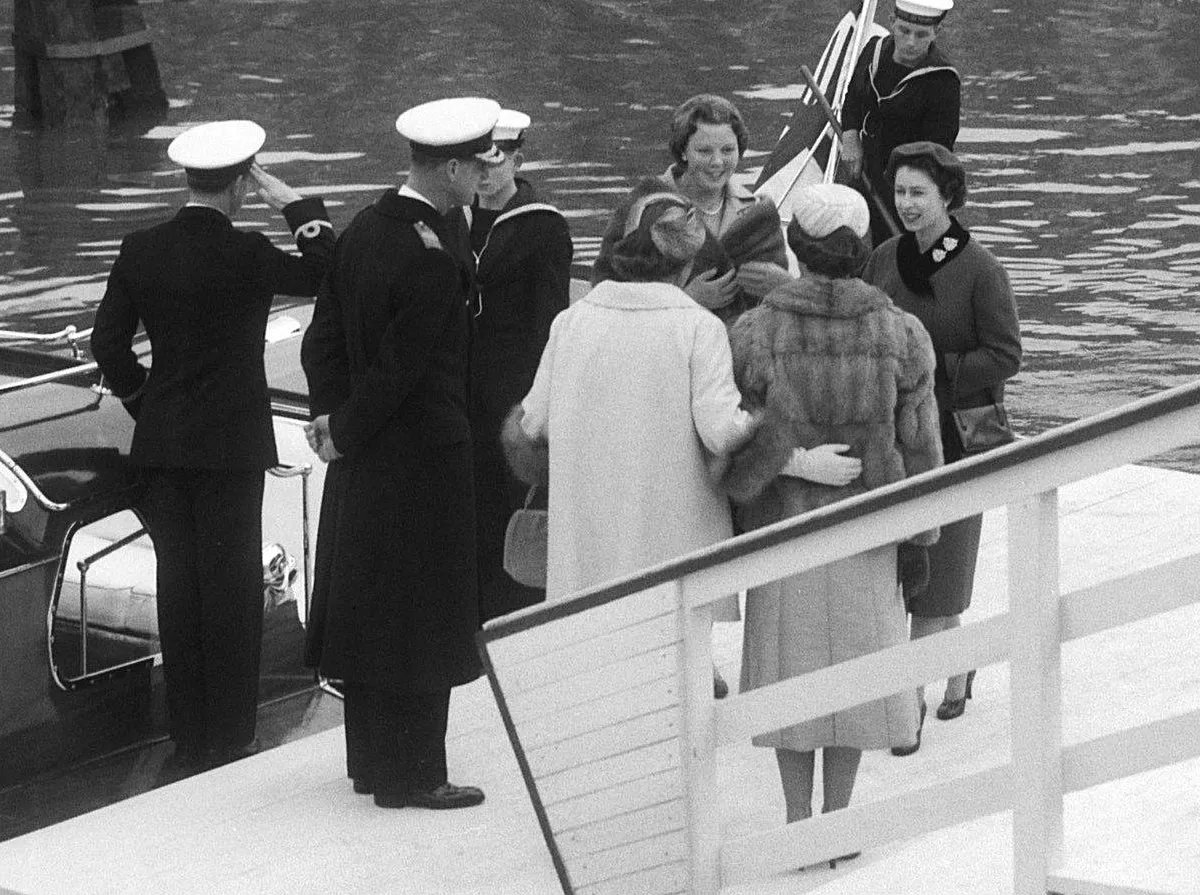 La regina Elisabetta II del Regno Unito e il Duca di Edimburgo arrivano ad Amsterdam per una visita di stato nei Paesi Bassi, 1958 (Daan Noske/Anefo/Nationaal Archief/Wikimedia Commons)