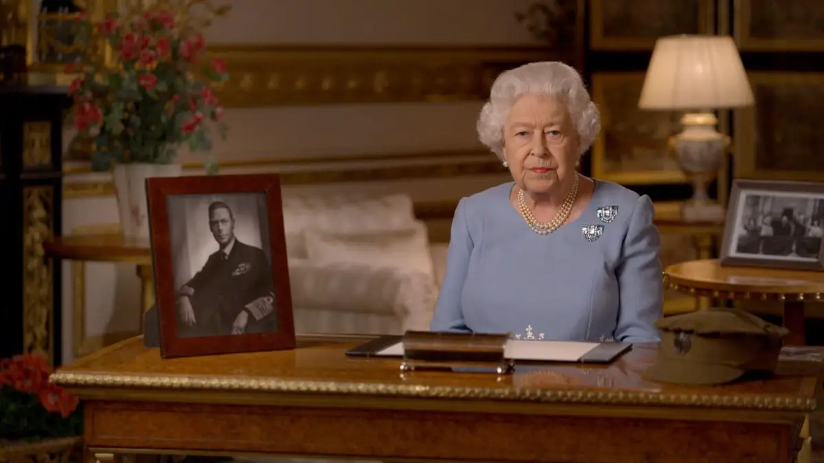 La regina Elisabetta II pronuncia un discorso speciale in televisione per commemorare il 75° anniversario del D-Day, maggio 2020 (Buckingham Palace)