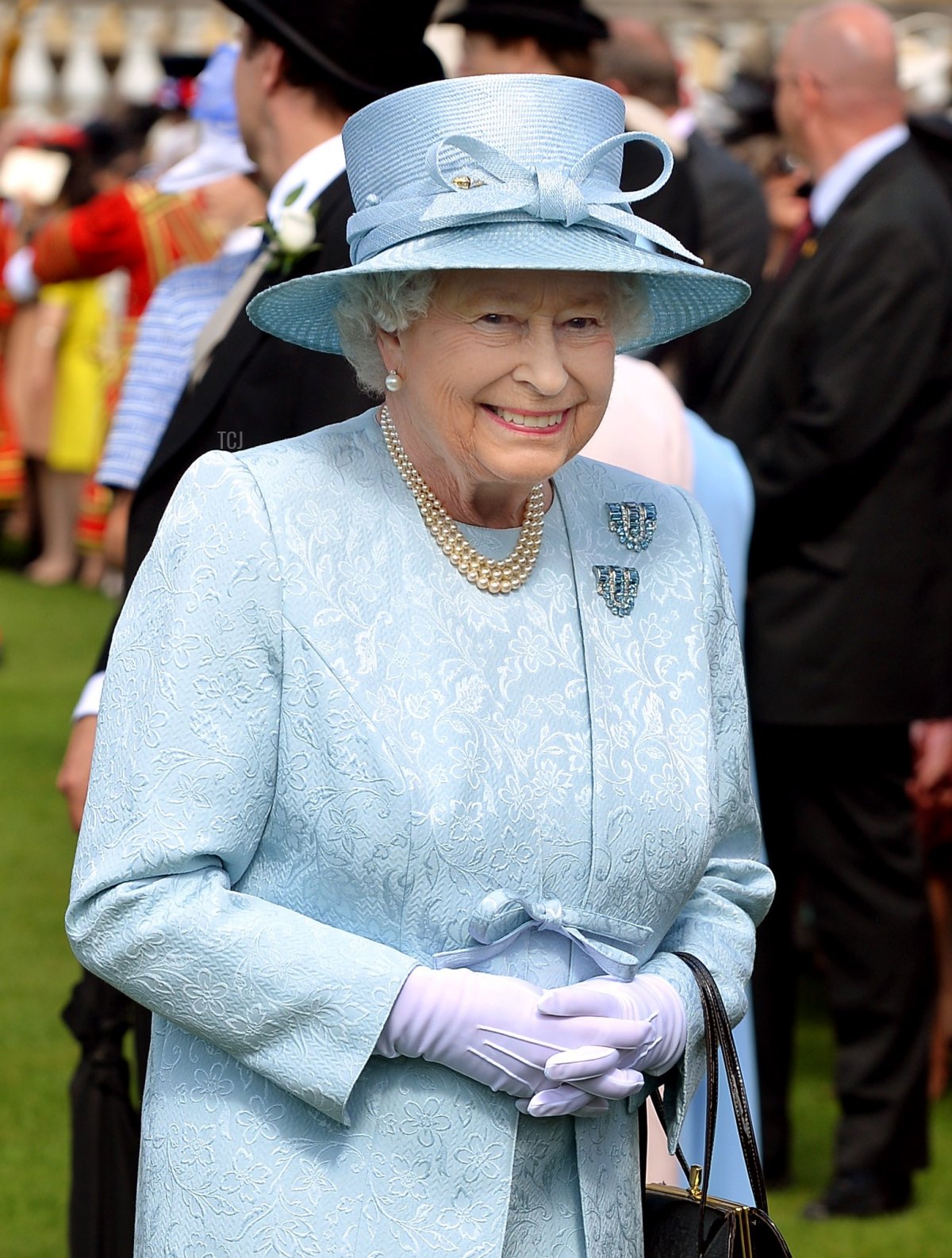 La regina Elisabetta II incontra gli ospiti a una festa nei giardini di Buckingham Palace a Londra il 10 giugno 2014 (JOHN STILLWELL/AFP via Getty Images)