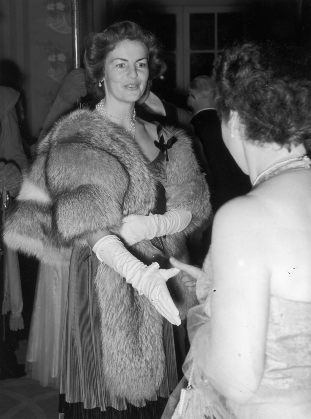 Deborah Mitford, Duchessa di Devonshire, durante il banchetto della Royal Society di St George, 7 ottobre 1954 (Evening Standard/Hulton Archive/Getty Images)