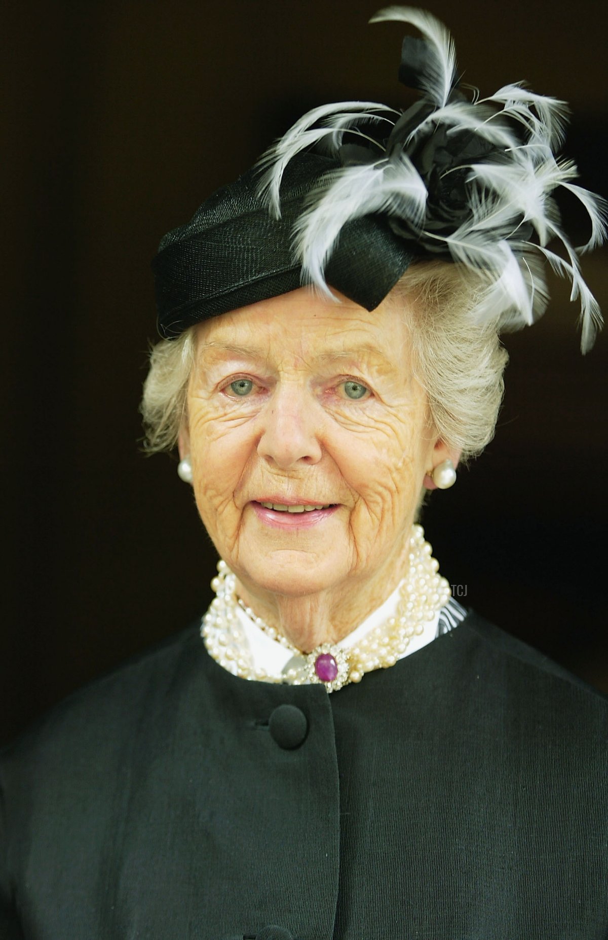 La Duchessa di Devonshire posa per i fotografi mentre arriva al servizio di ringraziamento per celebrare la vita e il lavoro di Sir Hardy Amies, 17 luglio 2003 a Londra (Scott Barbour/Getty Images)