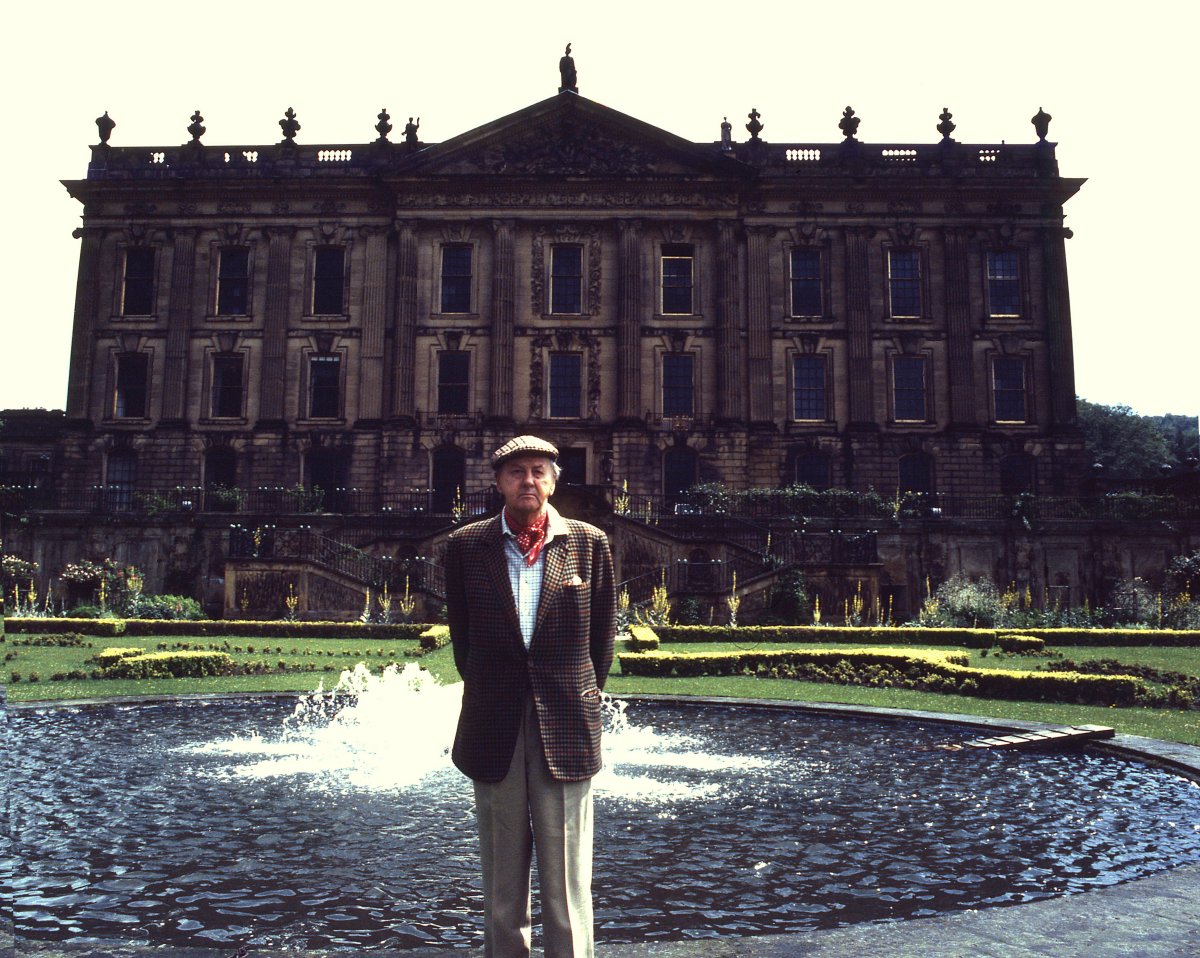 Andrew Cavendish, l'11° Duca di Devonshire, davanti a Chatsworth House (Allan Warren/Wikimedia Commons)