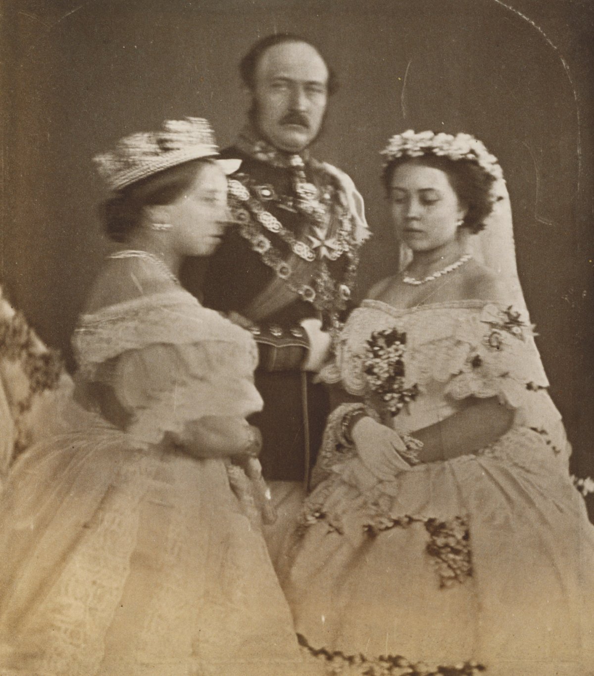 La Regina Vittoria, il Consorte Principe e Vittoria, Principessa Reale nell'abito indossato al matrimonio della Principessa Reale, fotografati da Thomas Richard Williams, 1858 (Collezione Reale)