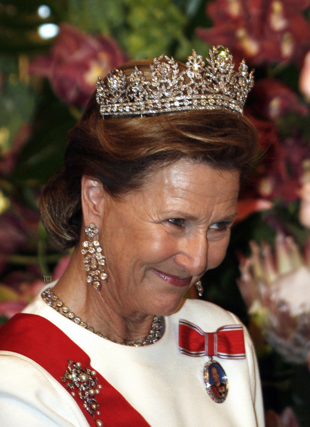 La Regina Sonja di Norvegia sorride prima del banchetto al Palazzo di Ajuda a Lisbona, il 27 maggio 2008 (MIGUEL RIOPA/AFP via Getty Images)