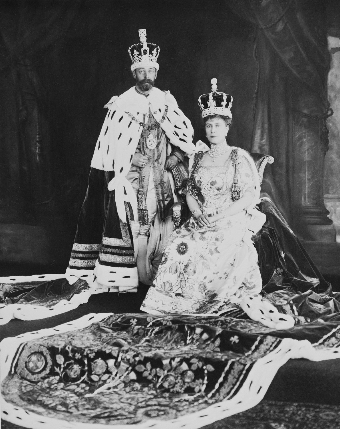 Re Giorgio V e Regina Mary nei loro abiti di incoronazione nel 1911, probabilmente fotografati da W&D Downey (Collezione Reale)