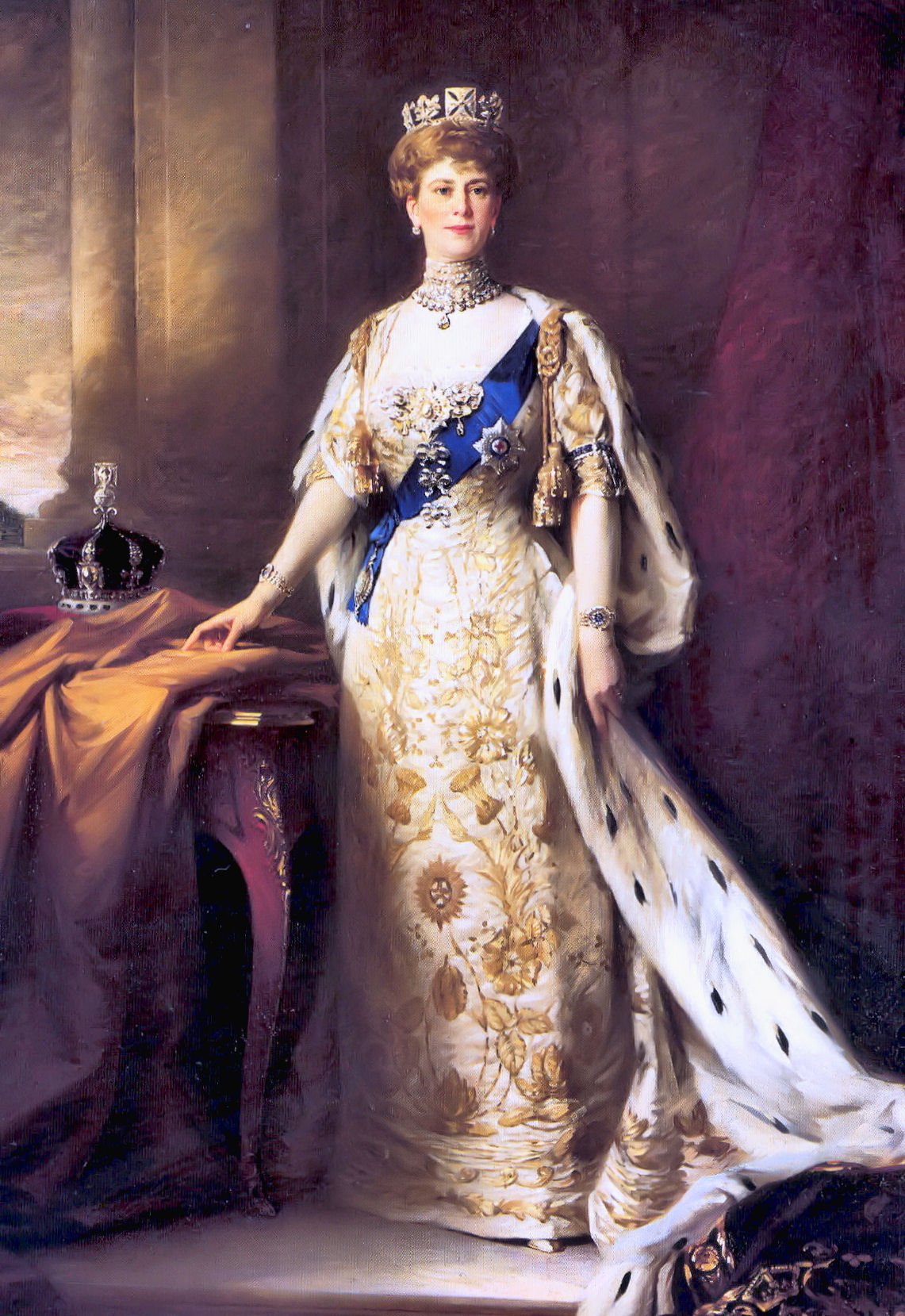 Ritratto di incoronazione di Regina Mary, dipinto da Sir William Llewellyn, 1911. Indossa il Diadema di Diamante di Re Giorgio IV, e la sua corona d'incoronazione poggia su un cuscino accanto a lei (Collezione Reale)