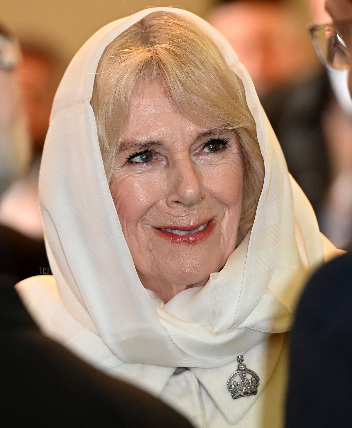 Regina Camilla sorride durante una visita alla Moschea di Brick Lane a Londra il 8 febbraio 2023 (EDDIE MULHOLLAND/POOL/AFP via Getty Images)