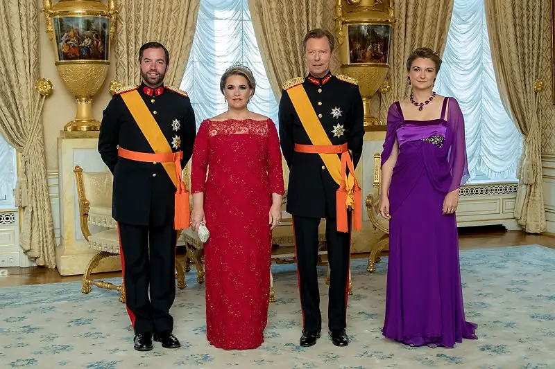 Il Granduca Henri, la Granduchessa Maria Teresa, il Granduca d'eredità Guillaume e la Granduchessa d'eredità Stéphanie partecipano a una gala che celebra la Festa Nazionale del Lussemburgo il 23 giugno 2017 (Cour Grand-Ducale)