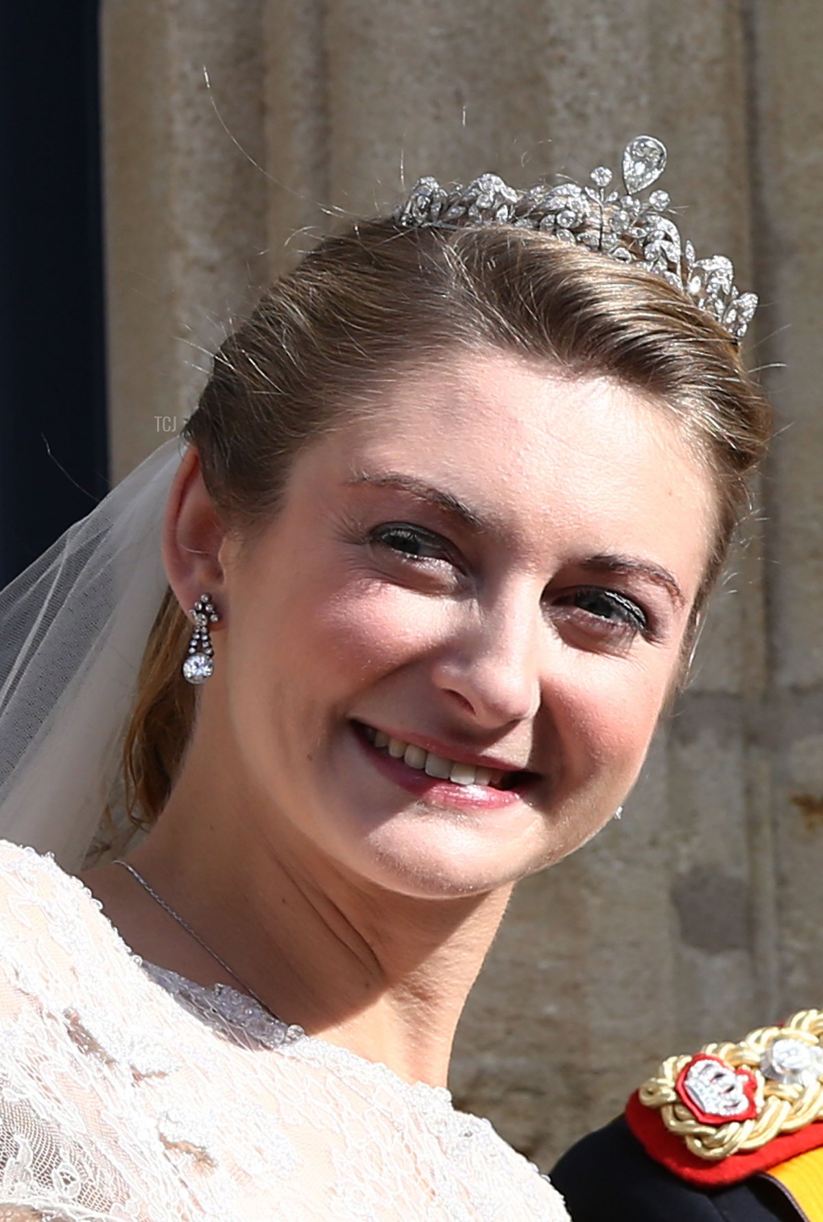 La Granduchessa d'eredità Stéphanie del Lussemburgo saluta le folle dal balcone del Palazzo Granducale dopo il suo matrimonio con il Granduca d'eredità Guillaume del Lussemburgo nella Cattedrale di Notre Dame di Lussemburgo il 20 ottobre 2012 (Andreas Rentz/Getty Images)