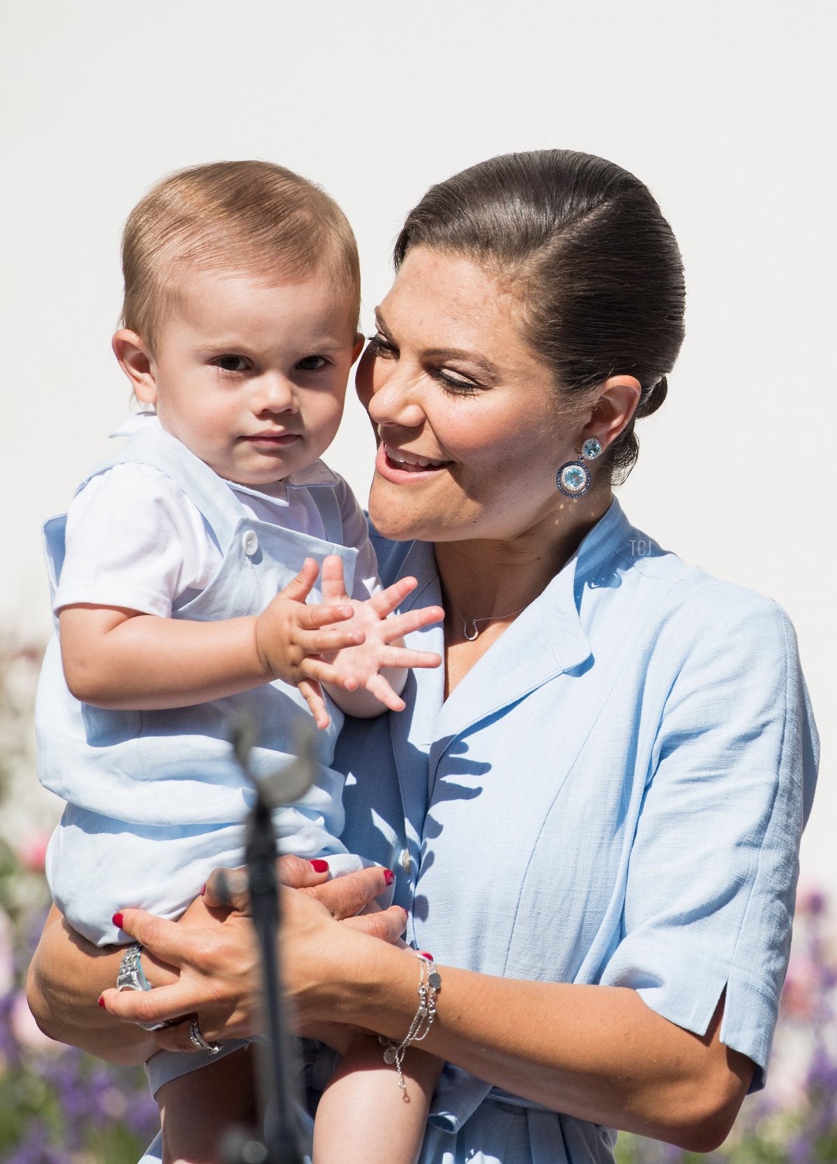 La Principessa Adriana di Svezia e il Principe Oscar di Svezia sono visti mentre incontrano il pubblico riunito davanti al Palazzo Solliden per celebrare il 40° compleanno della Principessa Adriana di Svezia il 15 luglio 2017 a Borgholm, Svezia (Andreas Rentz/Getty Images)