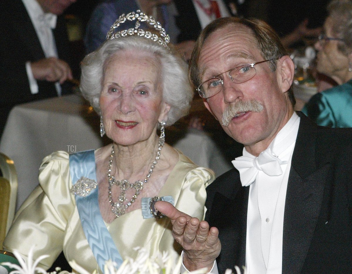 La principessa Lilian di Svezia è fotografata con il vincitore del premio Nobel Peter Agre durante il banchetto annuale del premio Nobel a Stoccolma, 10 dicembre 2003 (SVEN NACKSTRAND/AFP via Getty Images)