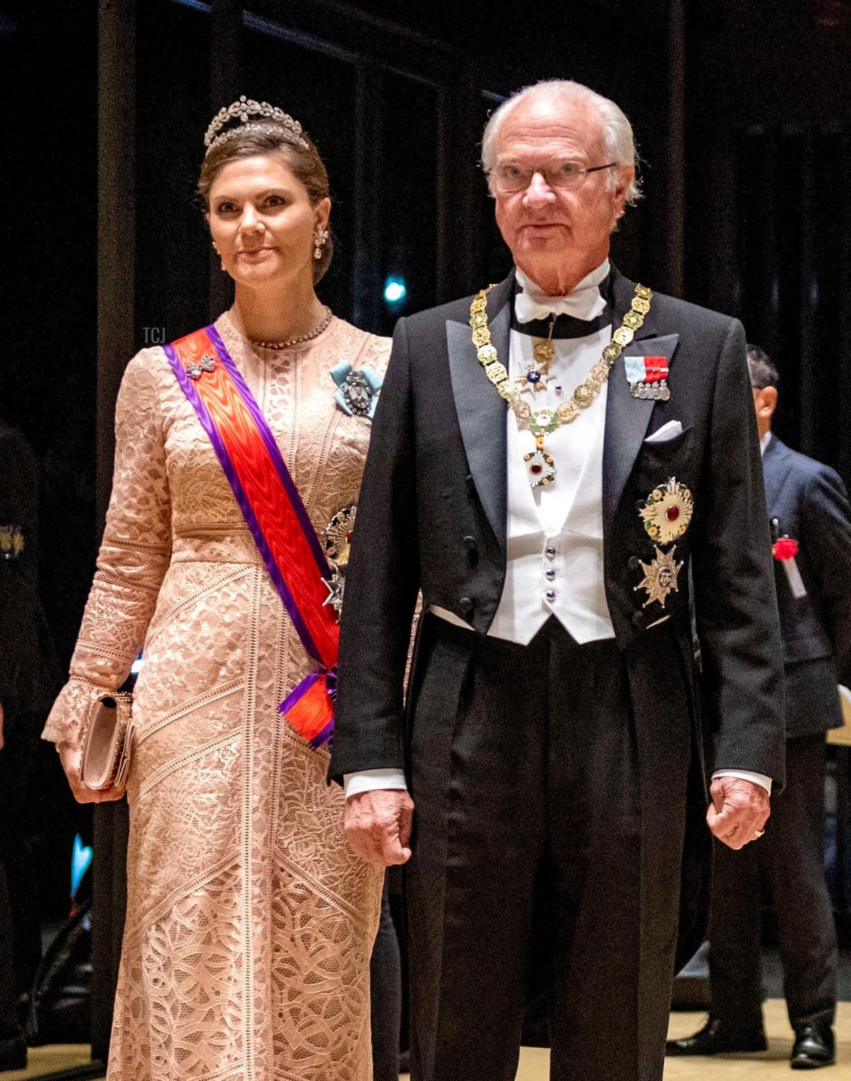 Il re Carl XVI Gustaf e la principessa ereditaria Victoria di Svezia arrivano al Palazzo Imperiale di Tokyo il 22 ottobre 2019, per partecipare al banchetto di stato in occasione dell'incoronazione dell'Imperatore Naruhito del Giappone (Albert Nieboer/DPA Picture Alliance/Alamy)