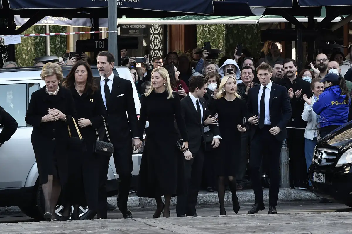 Membri della famiglia reale greca partecipano al Servizio Memoriale di 40 giorni per il Re Costantino II presso la Cattedrale Metropolita il 18 febbraio 2023 ad Atene, Grecia (Milos Bicanski/Getty Images)