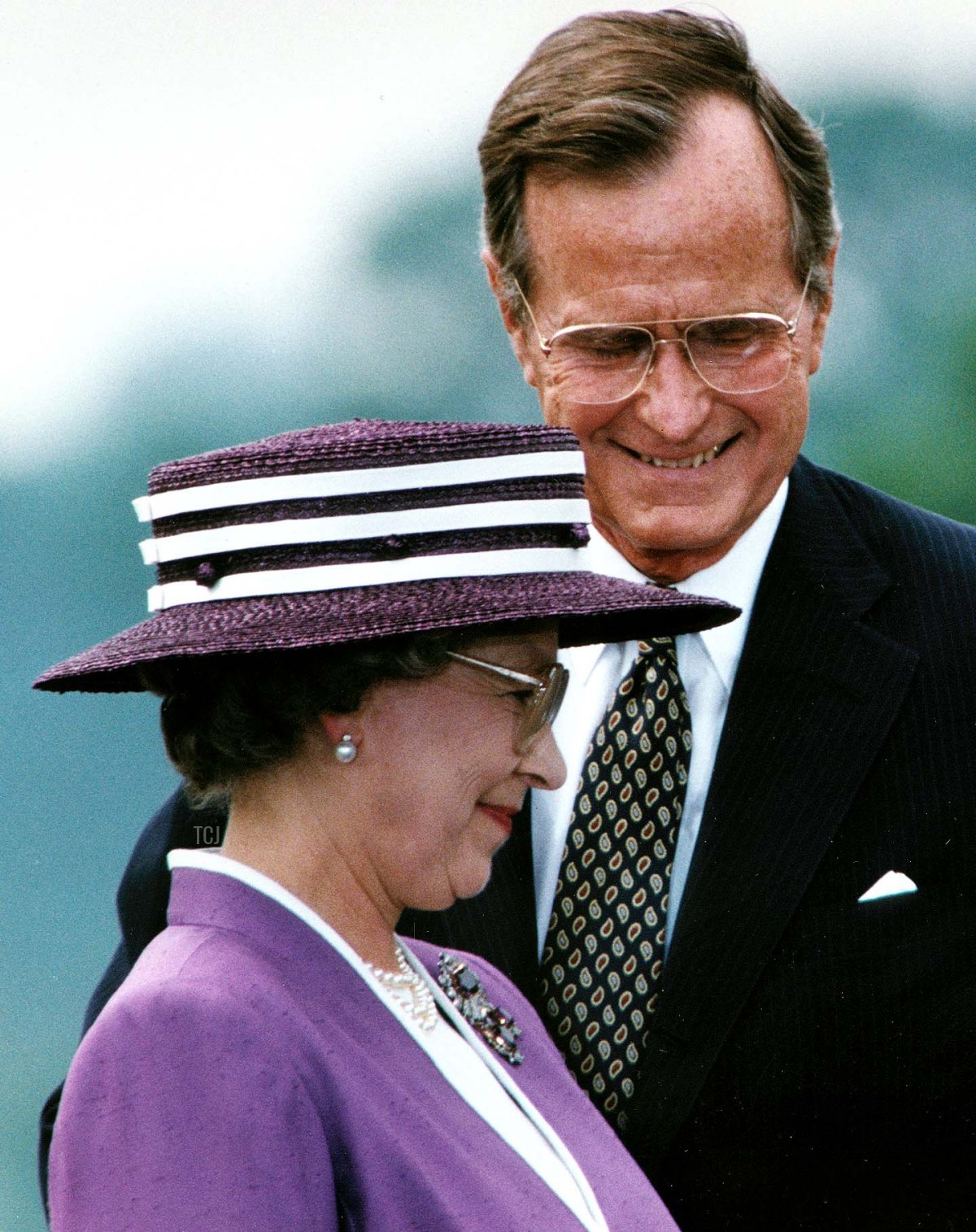 Il Presidente degli Stati Uniti George Bush parla con la Regina Elisabetta II durante una cerimonia di benvenuto alla Casa Bianca a Washington, D.C. il 14 maggio 1991 (JEROME DELAY/AFP via Getty Images)