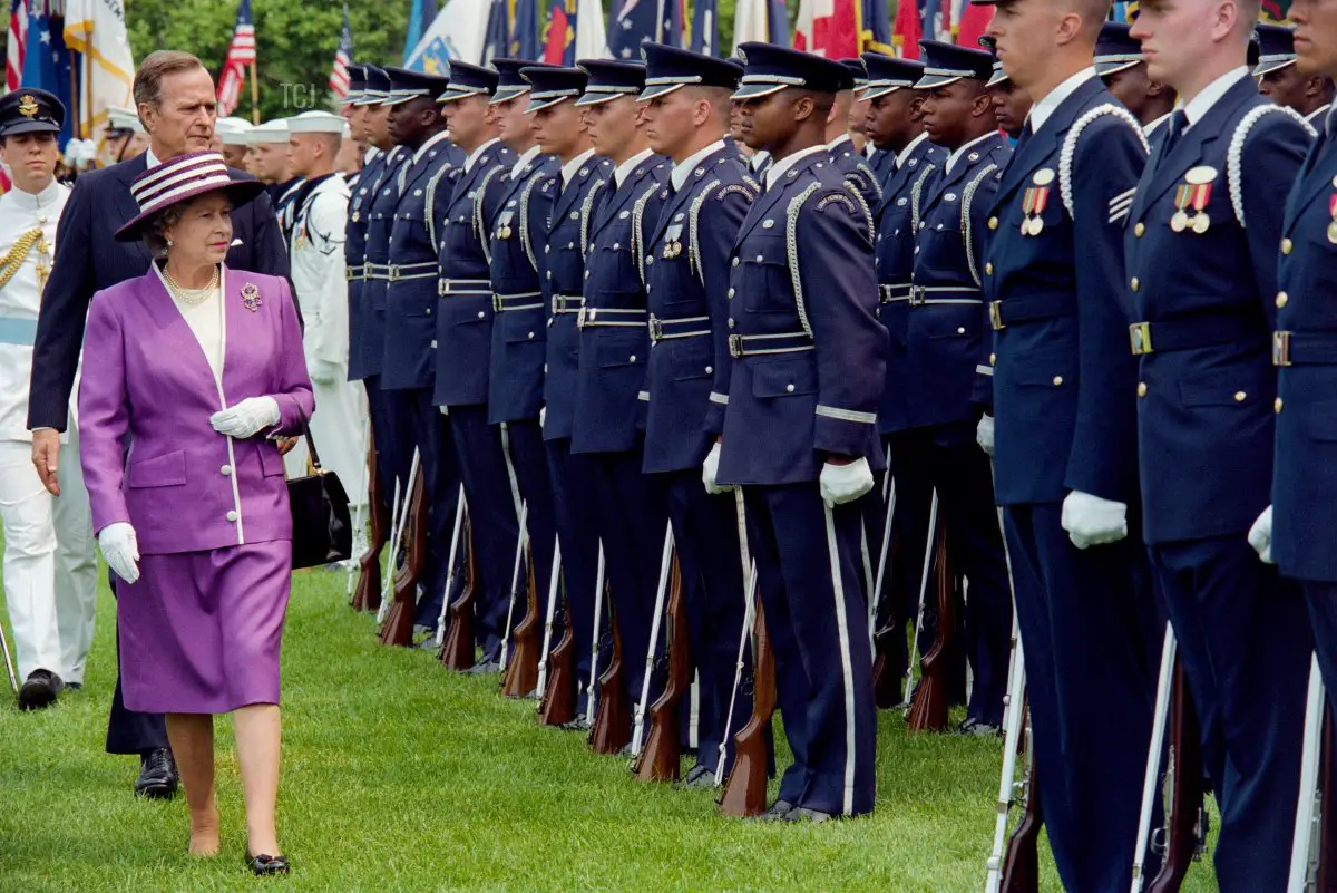 La Regina Elisabetta II, seguita dal Presidente degli Stati Uniti George Bush, esamina le truppe il 14 maggio 1991 durante una cerimonia di benvenuto formale alla Casa Bianca (J. DAVID AKE/AFP via Getty Images)