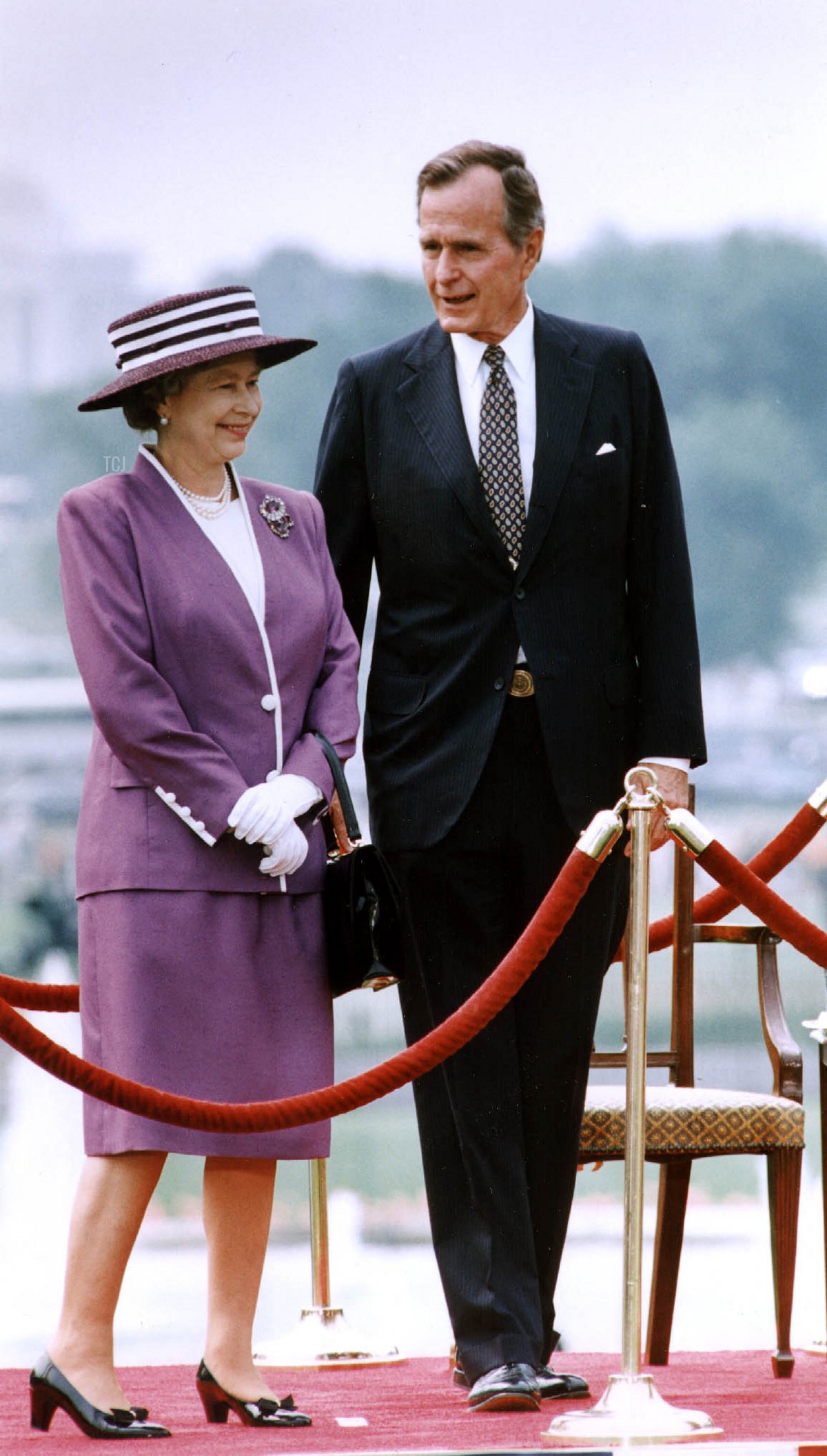 Il Presidente degli Stati Uniti George Bush parla con la Regina Elisabetta II durante una cerimonia di benvenuto alla Casa Bianca a Washington, D.C. il 14 maggio 1991 (JEROME DELAY/AFP via Getty Images)