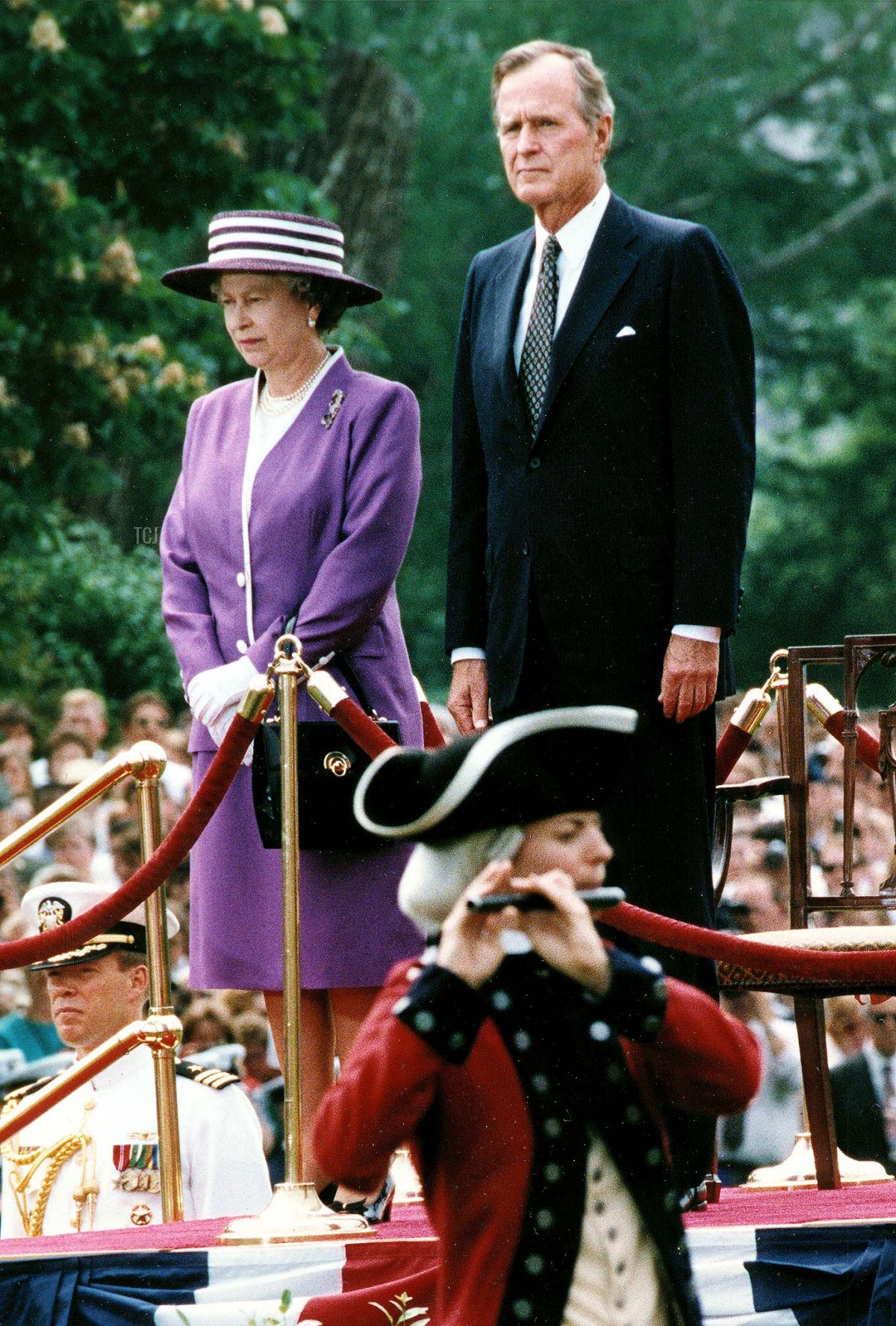 La Regina Elisabetta II e il Presidente degli Stati Uniti George Bush osservano il 3° Reggimento di Fanteria degli Stati Uniti passare in rassegna durante una cerimonia di benvenuto il 14 maggio 1991 alla Casa Bianca, a Washington, D.C. (J. DAVID AKE/AFP via Getty Images)