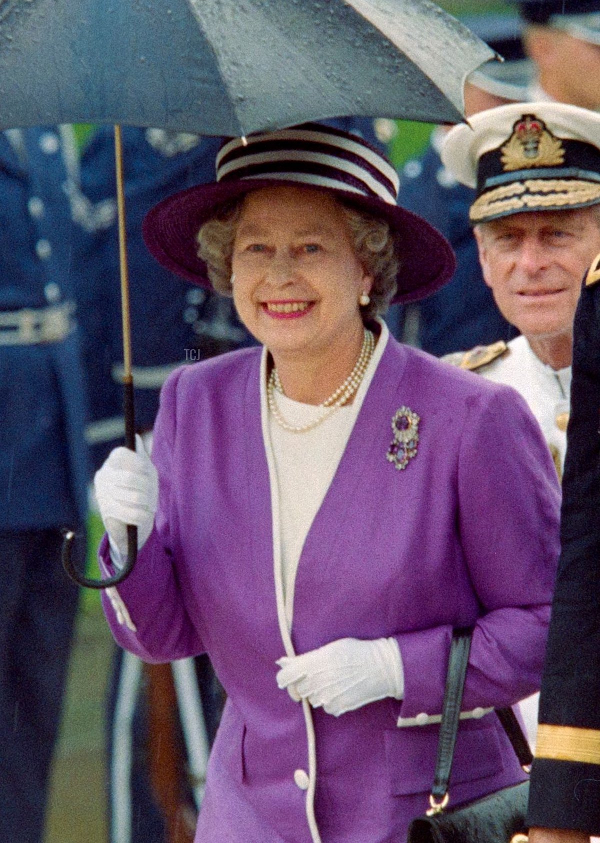 La Regina Elisabetta II del Regno Unito, seguita dal marito, il Principe Filippo, sale le scale verso il Monumento al Soldato Ignoto nel Cimitero Nazionale di Arlington il 14 maggio 1991 (LUKE FRAZZA/AFP via Getty Images)