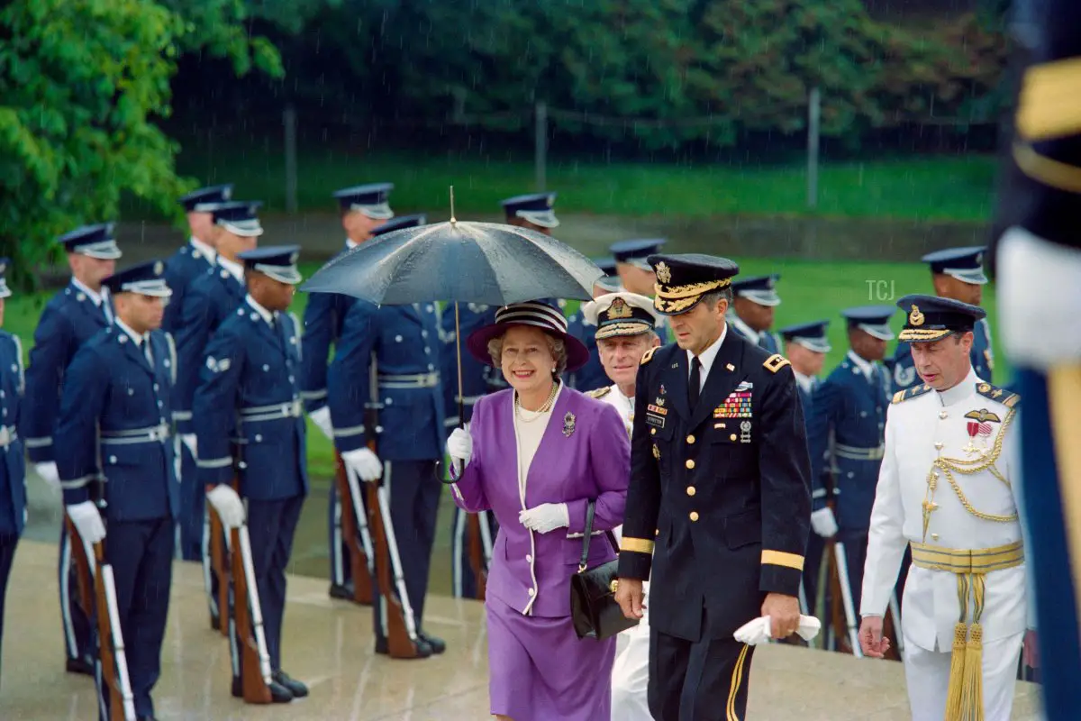 La Regina Elisabetta II del Regno Unito, seguita dal marito, il Principe Filippo, sale le scale verso il Monumento al Soldato Ignoto nel Cimitero Nazionale di Arlington il 14 maggio 1991 (LUKE FRAZZA/AFP via Getty Images)