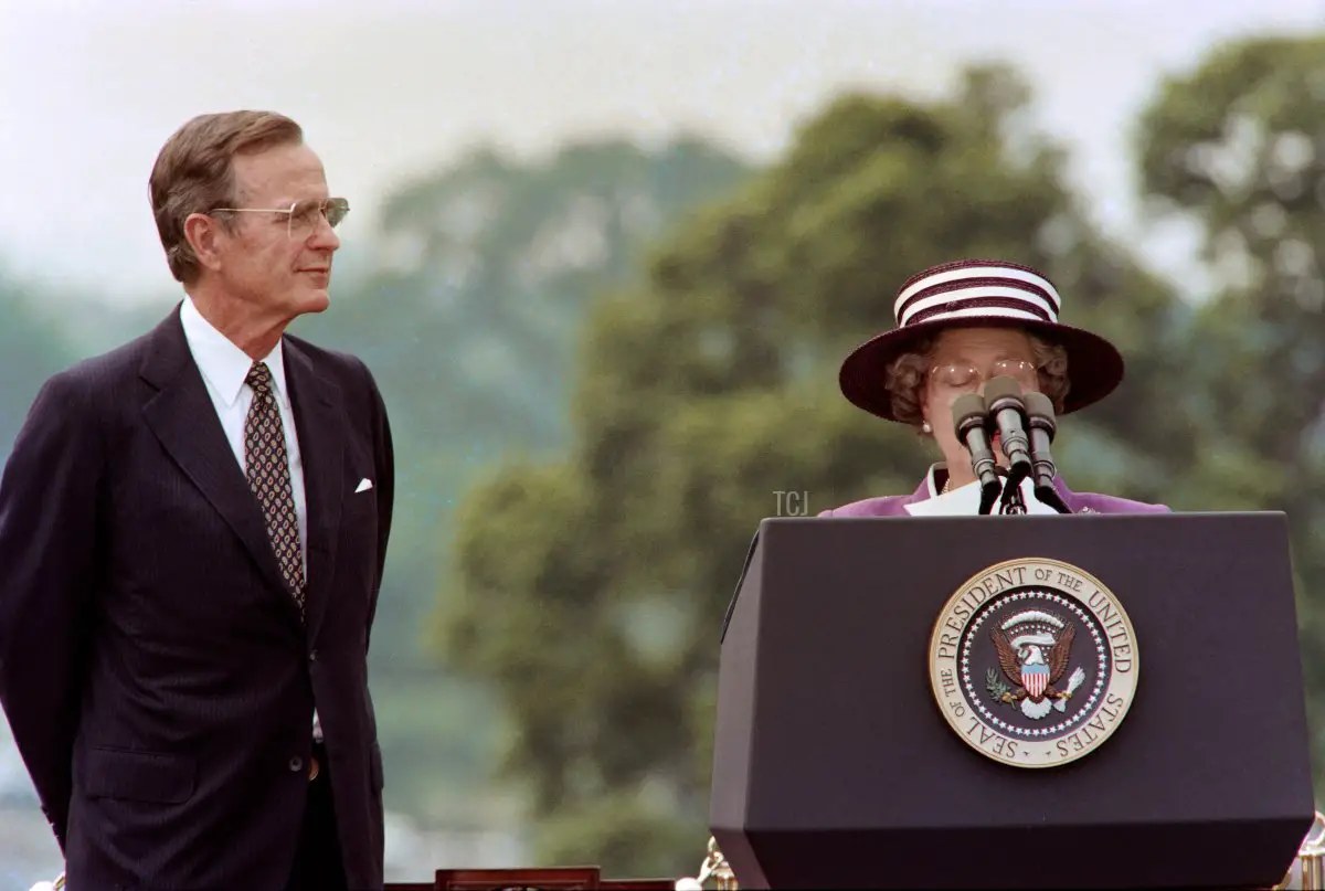 Il Presidente degli Stati Uniti George Bush ascolta mentre la Regina Elisabetta II del Regno Unito legge il suo breve discorso a una folla riunita alla Casa Bianca a Washington per darle il benvenuto insieme al Principe Filippo negli Stati Uniti per una visita di Stato di 10 giorni il 14 maggio 1991 (JEROME DELAY/AFP via Getty Images)